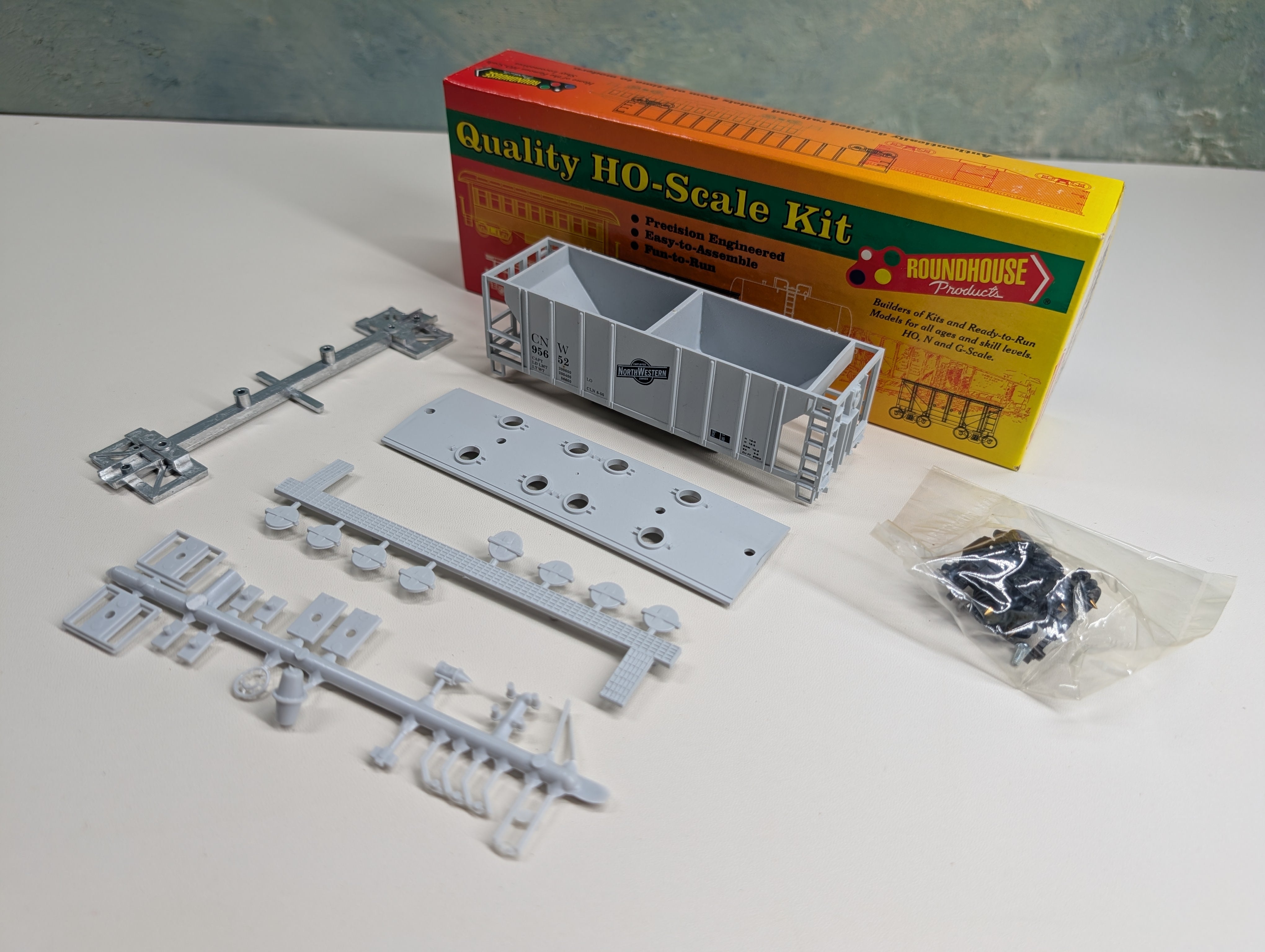 USED Roundhouse #02065 HO Scale 2 Bay Covered Hopper Chicago & North Western CNW #95652 Employee-Owned KIT