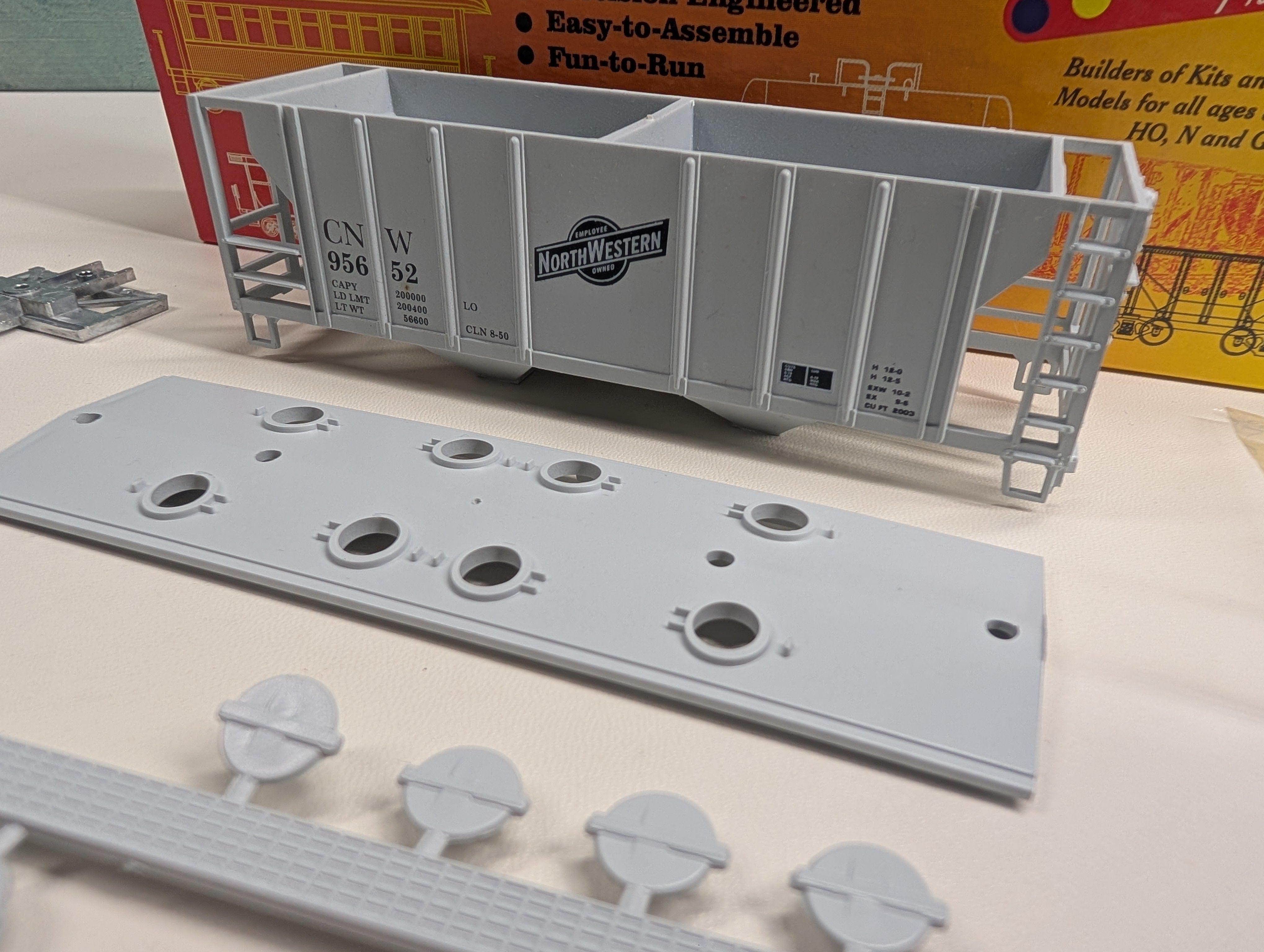 USED Roundhouse #02065 HO Scale 2 Bay Covered Hopper Chicago & North Western CNW #95652 Employee-Owned KIT