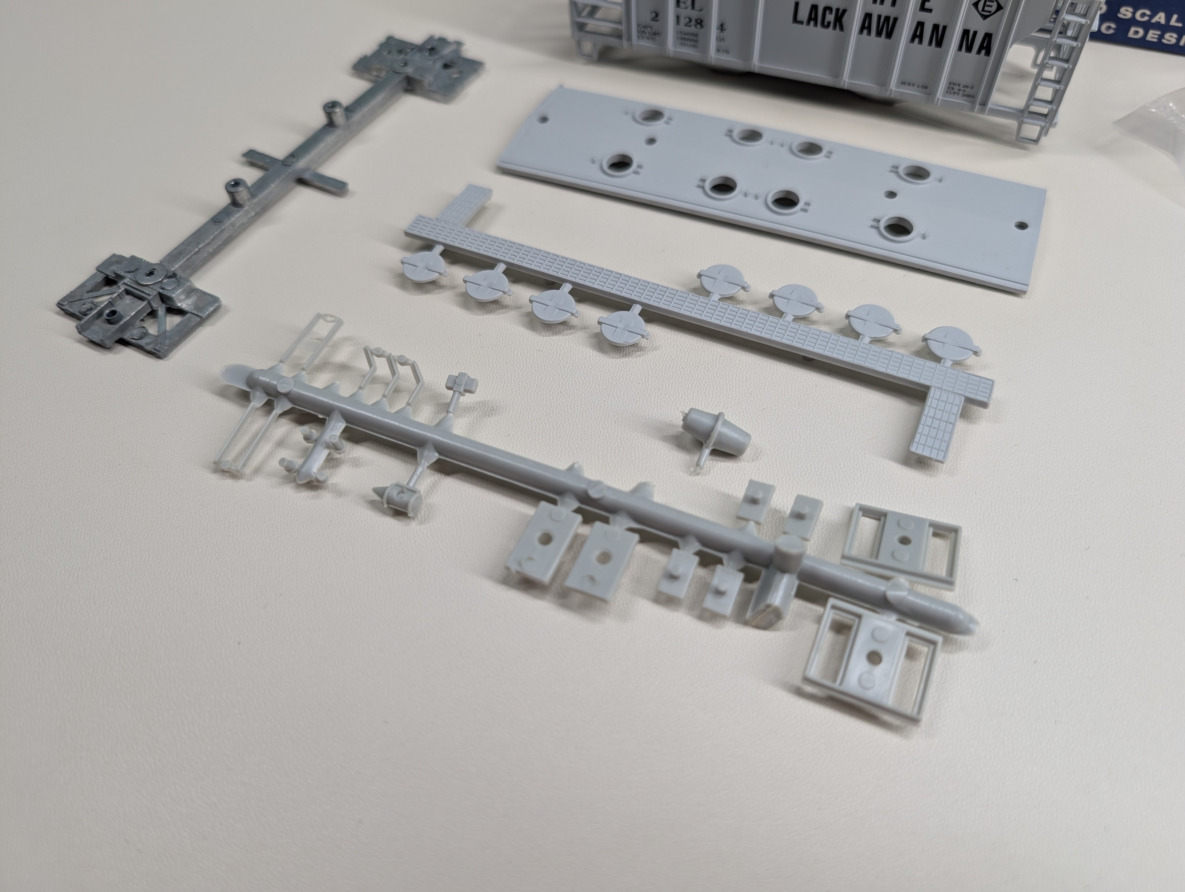 USED Roundhouse 1448 HO Scale 2 Bay Covered Hopper Erie Lackawanna EL #21284 KIT