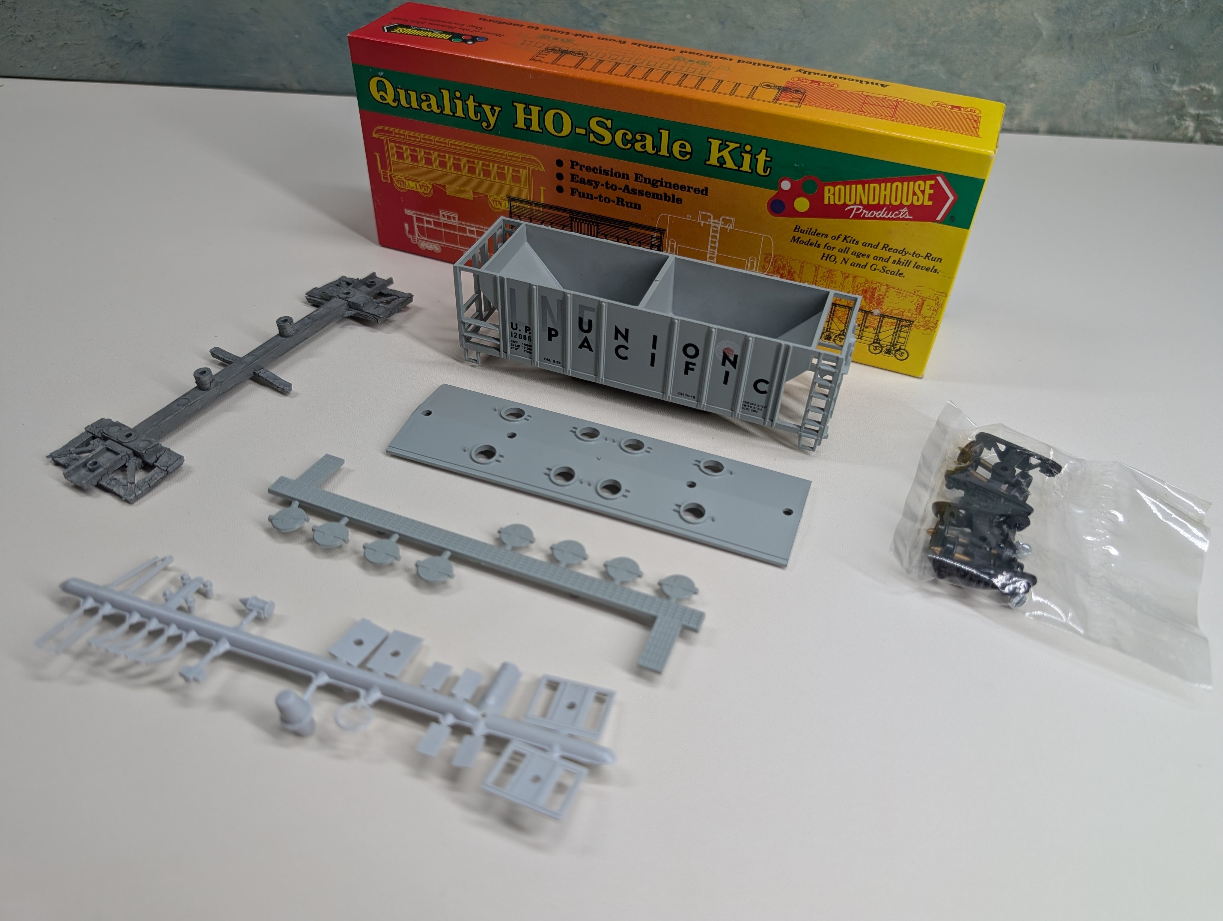 USED Roundhouse #07958 HO Scale 2 Bay Covered Hopper Union Pacific UP #12085 LNE Paint Out KIT