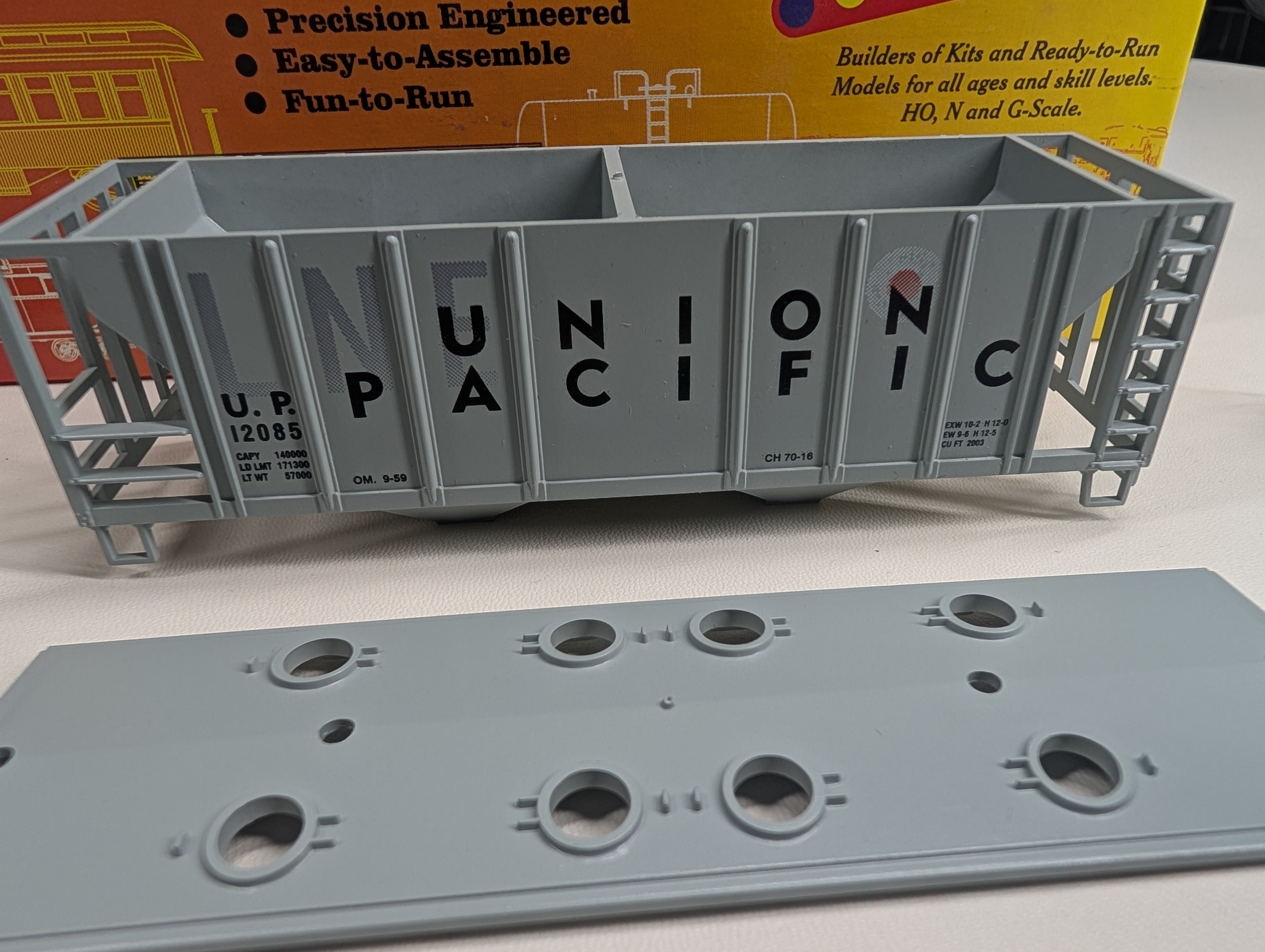 USED Roundhouse #07958 HO Scale 2 Bay Covered Hopper Union Pacific UP #12085 LNE Paint Out KIT