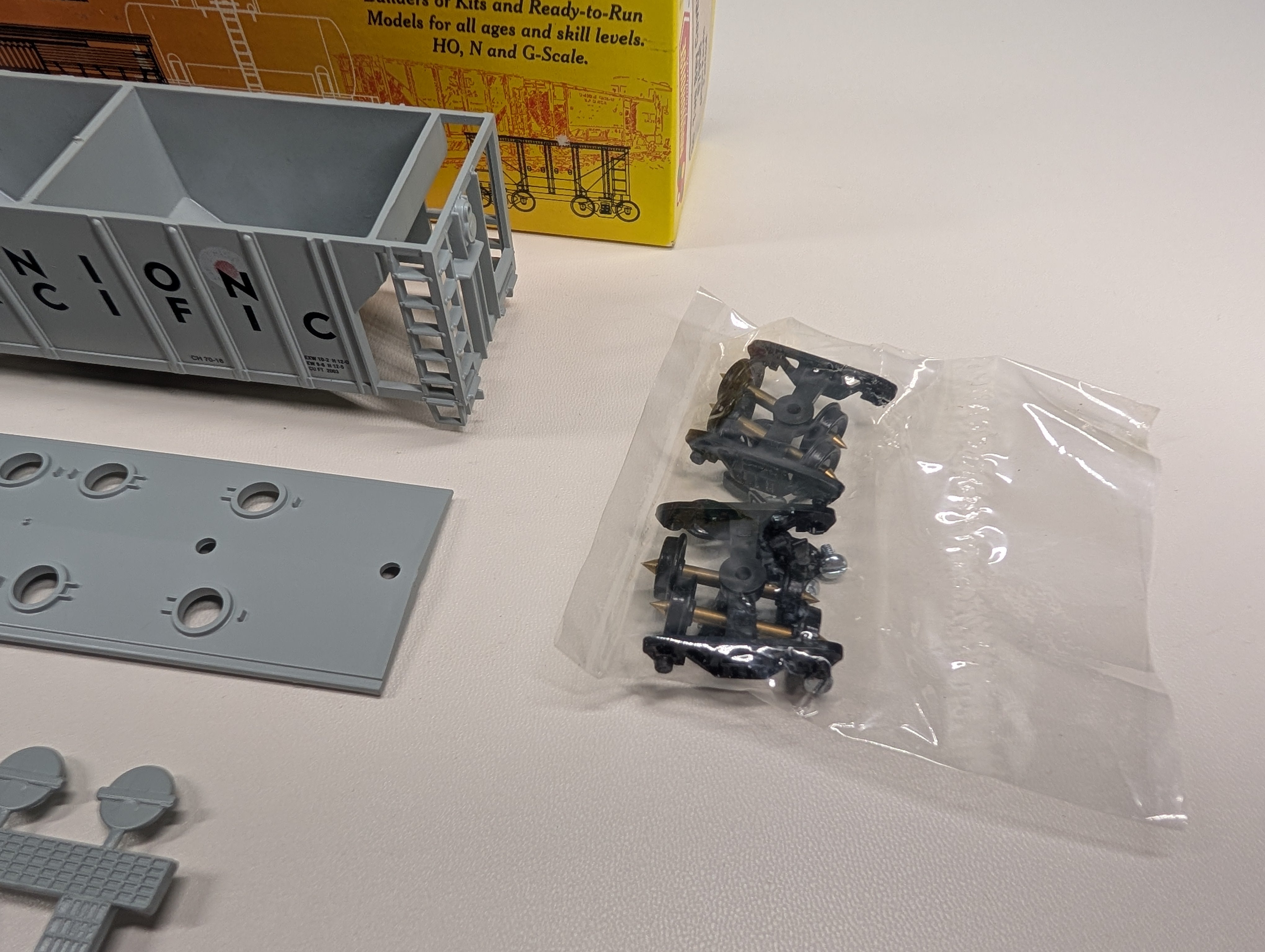 USED Roundhouse #07958 HO Scale 2 Bay Covered Hopper Union Pacific UP #12085 LNE Paint Out KIT