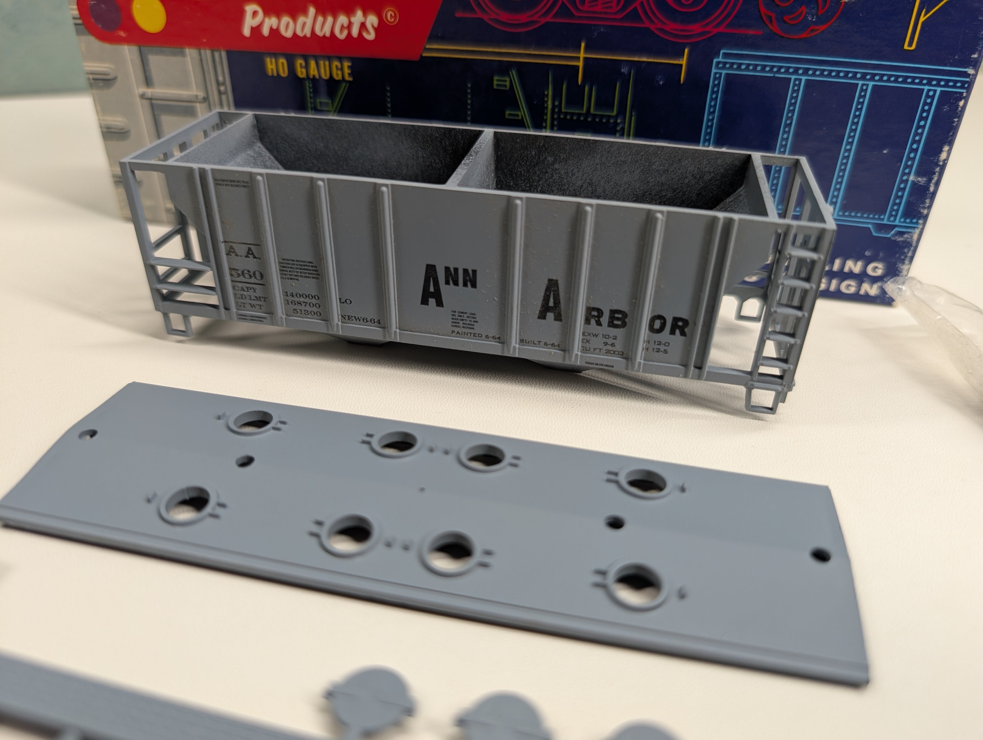USED Roundhouse 1467 HO Scale 2 Bay Covered Hopper Ann Arbor AA #560 KIT