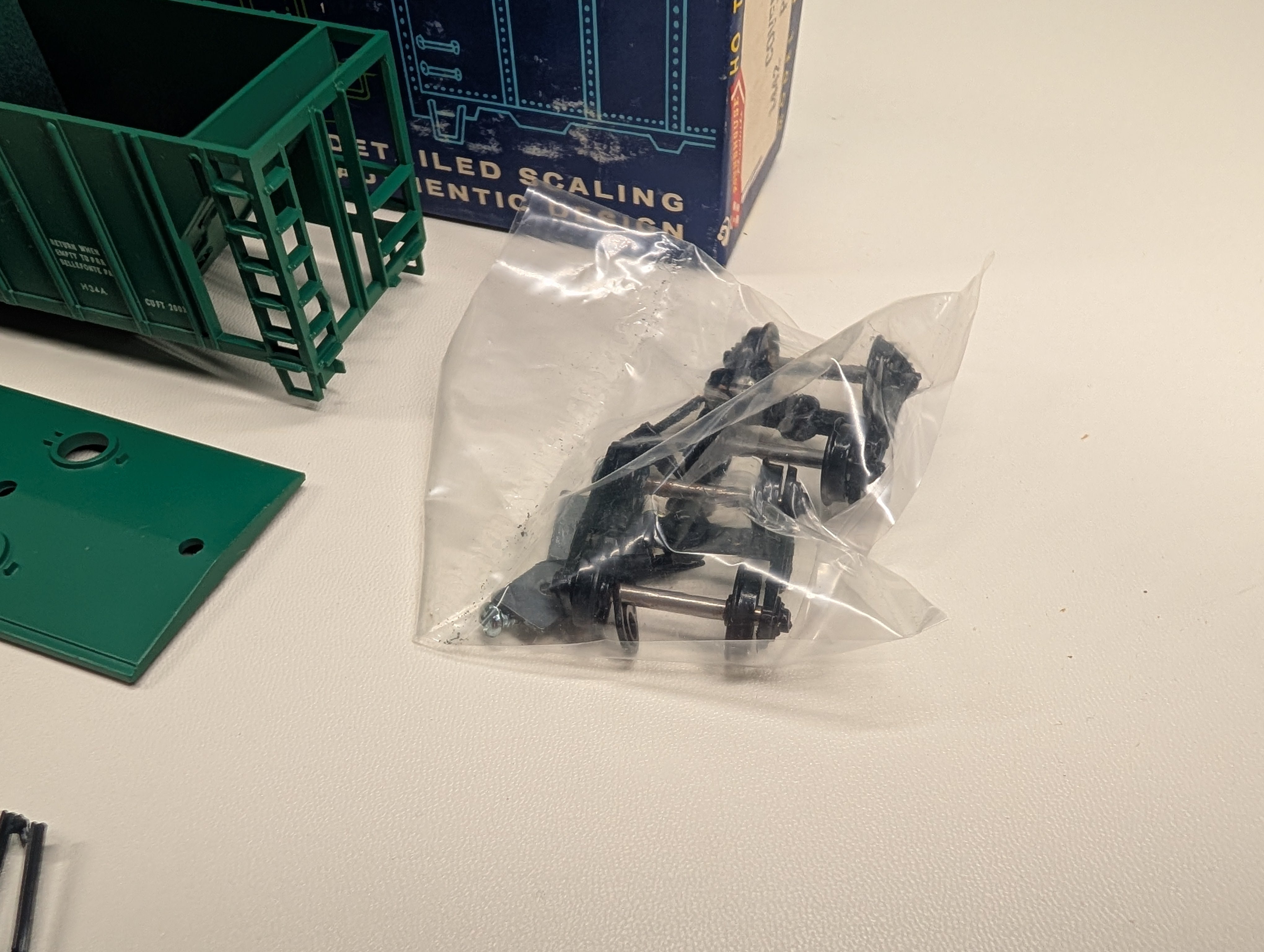 USED Roundhouse 1442 HO Scale 2 Bay Covered Hopper Penn Central PC #258601 KIT