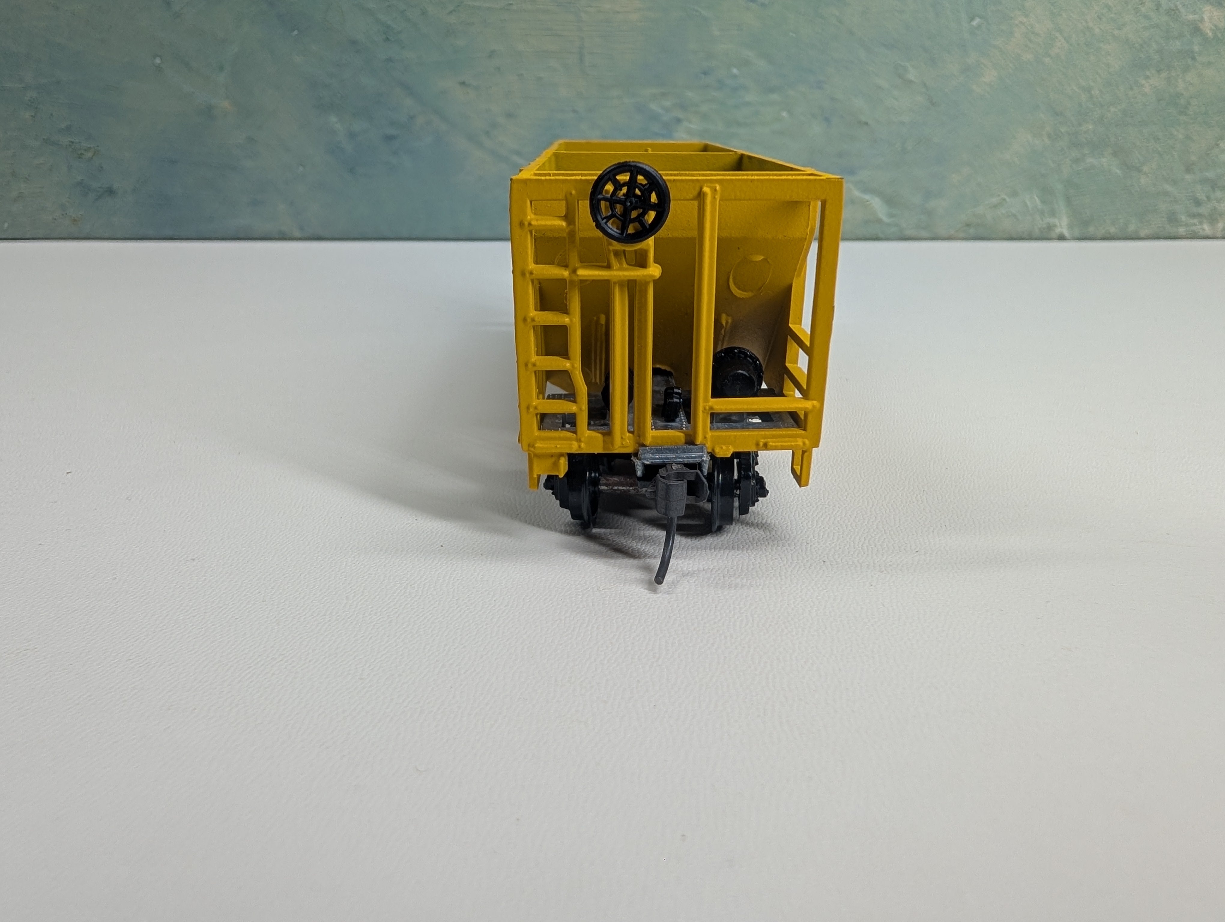 USED Roundhouse 4961 HO Scale 2 Bay Covered Hopper Winchester and Western WW #1007 Bev-Bel KIT