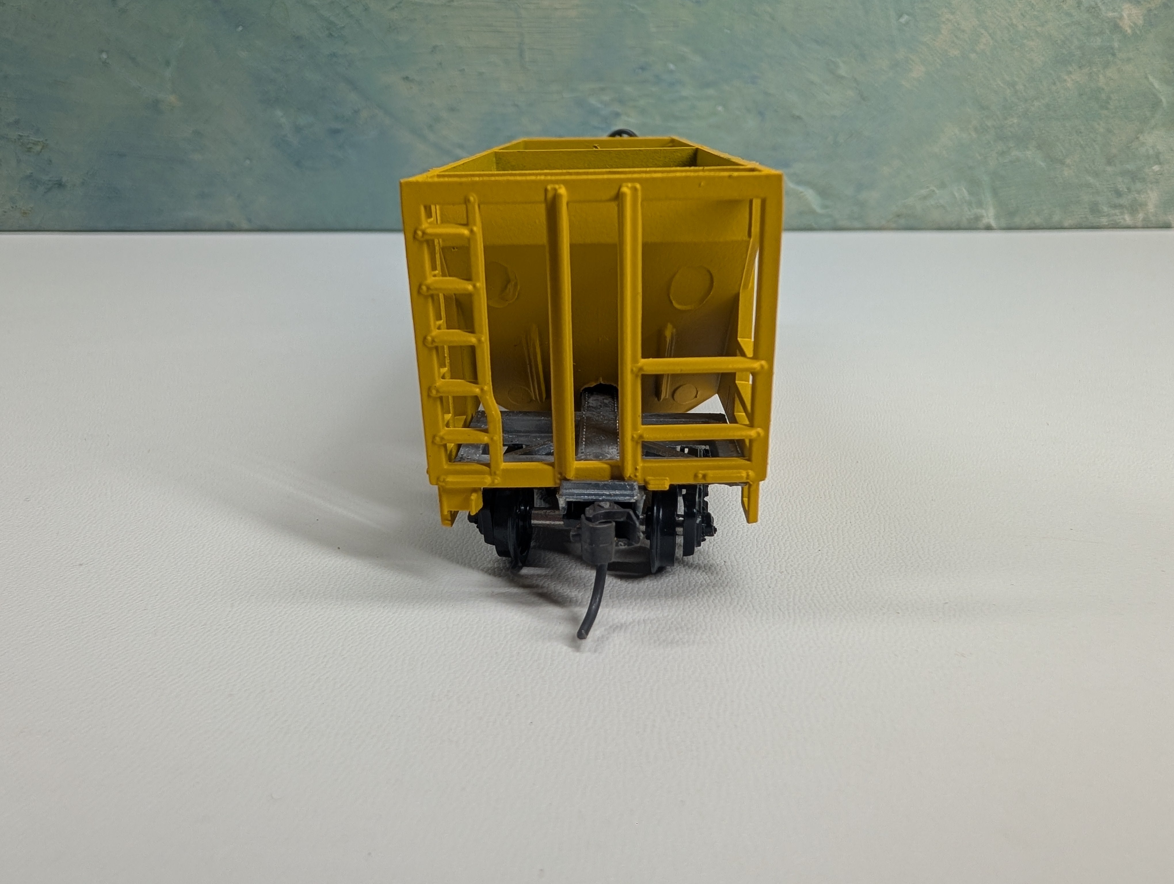 USED Roundhouse 4961 HO Scale 2 Bay Covered Hopper Winchester and Western WW #1007 Bev-Bel KIT