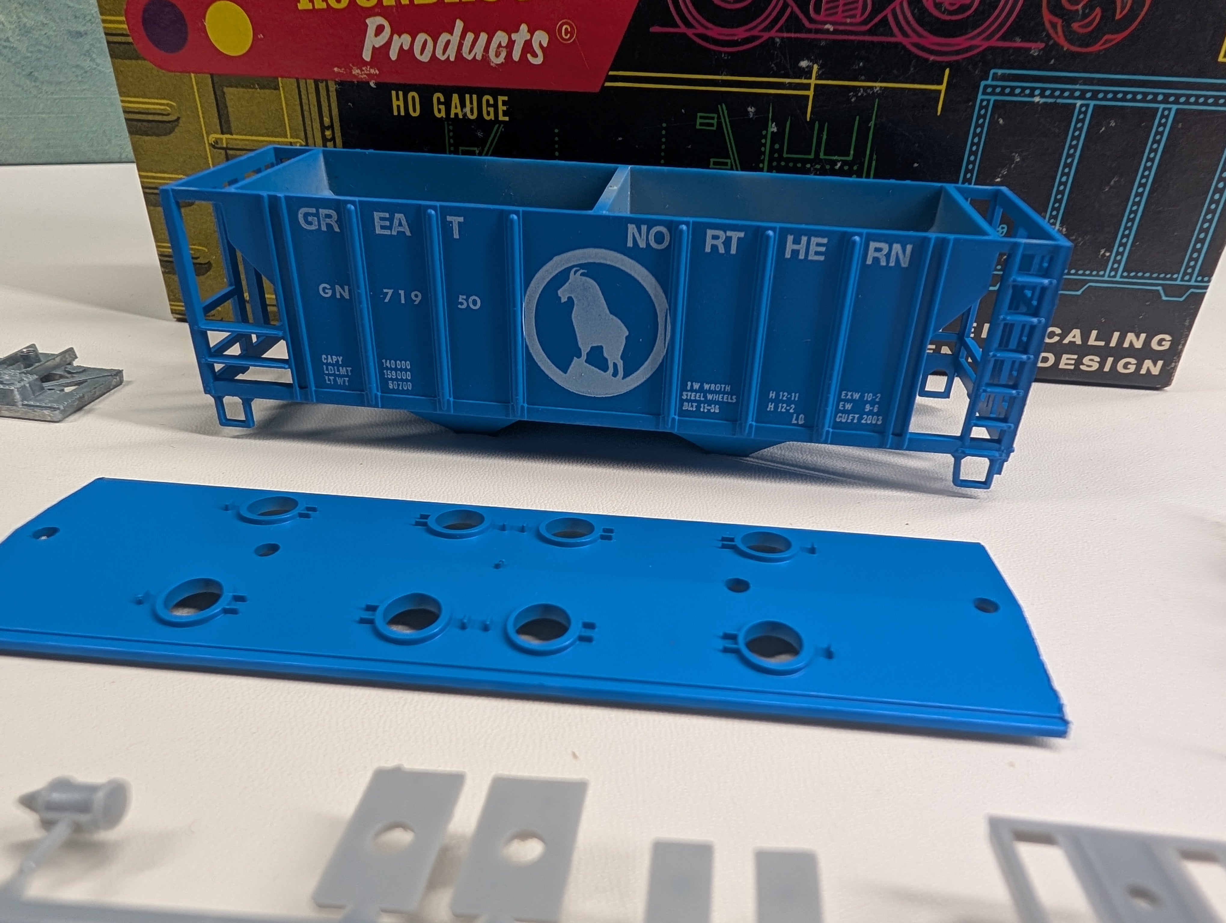 USED Roundhouse HO Scale 2 Bay Covered Hopper Great Northern GN #71950 KIT