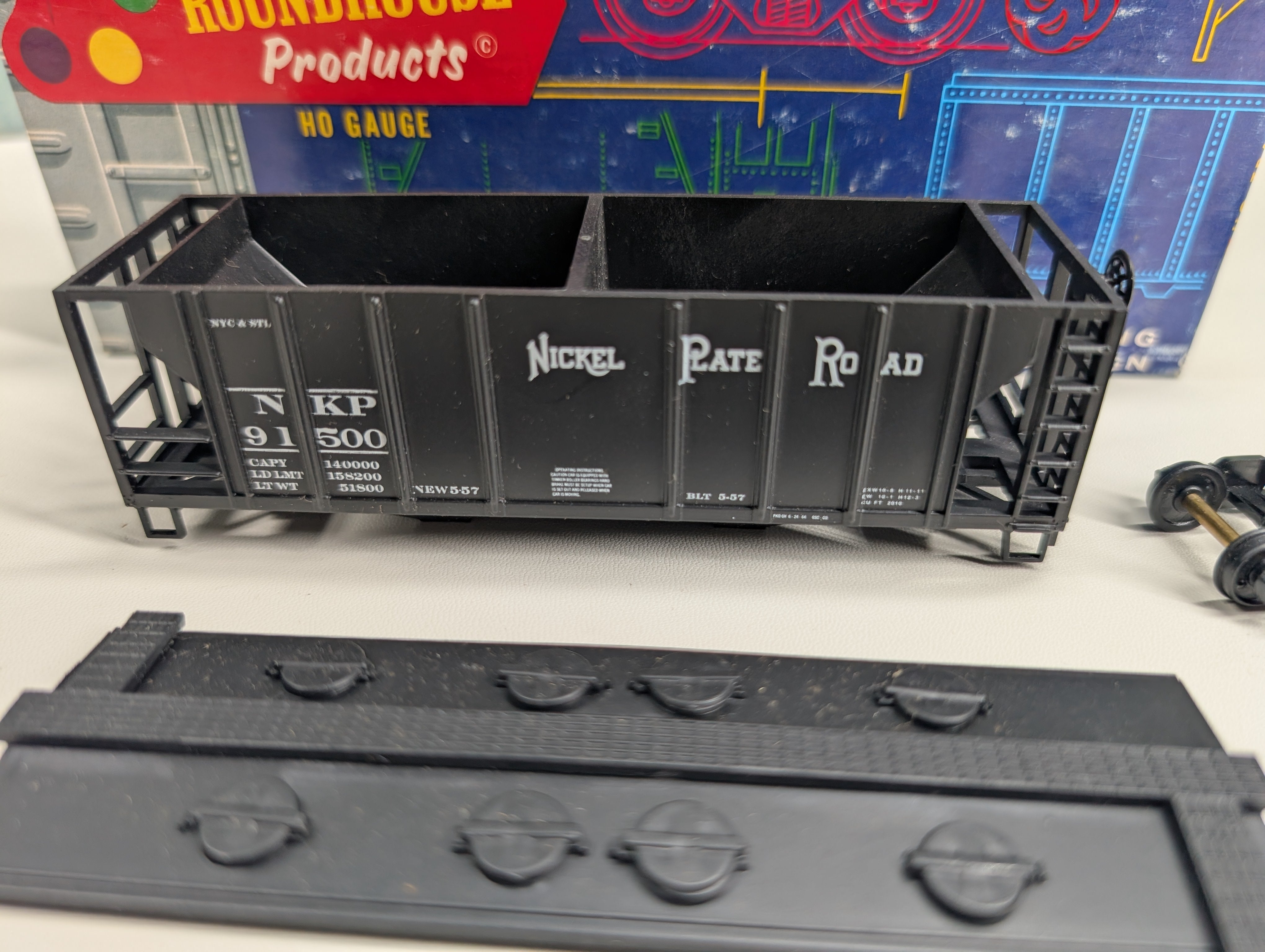 USED Roundhouse 1465 HO Scale 2 Bay Covered Hopper Nickel Plate Road NKP #91500 KIT