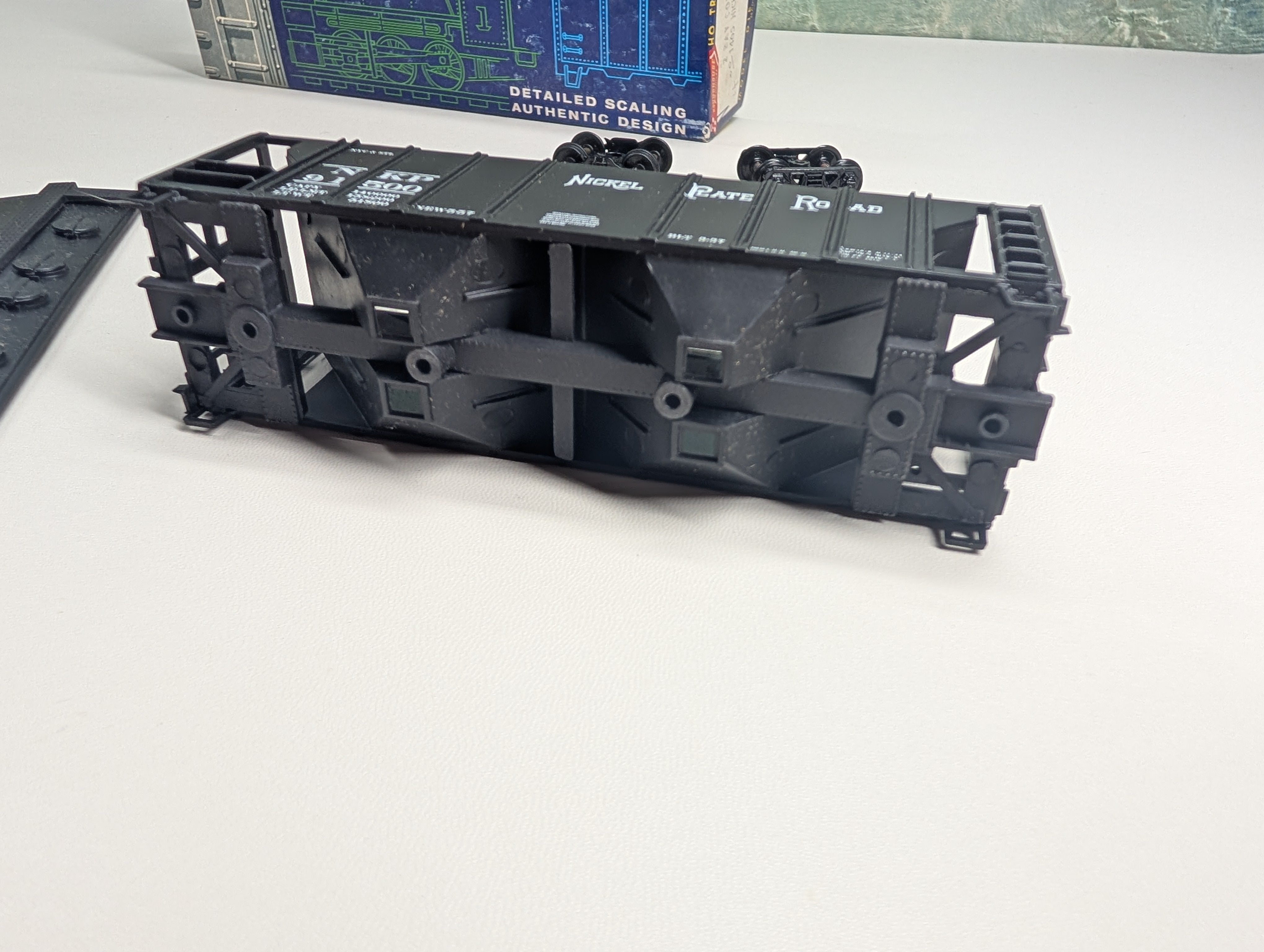 USED Roundhouse 1465 HO Scale 2 Bay Covered Hopper Nickel Plate Road NKP #91500 KIT