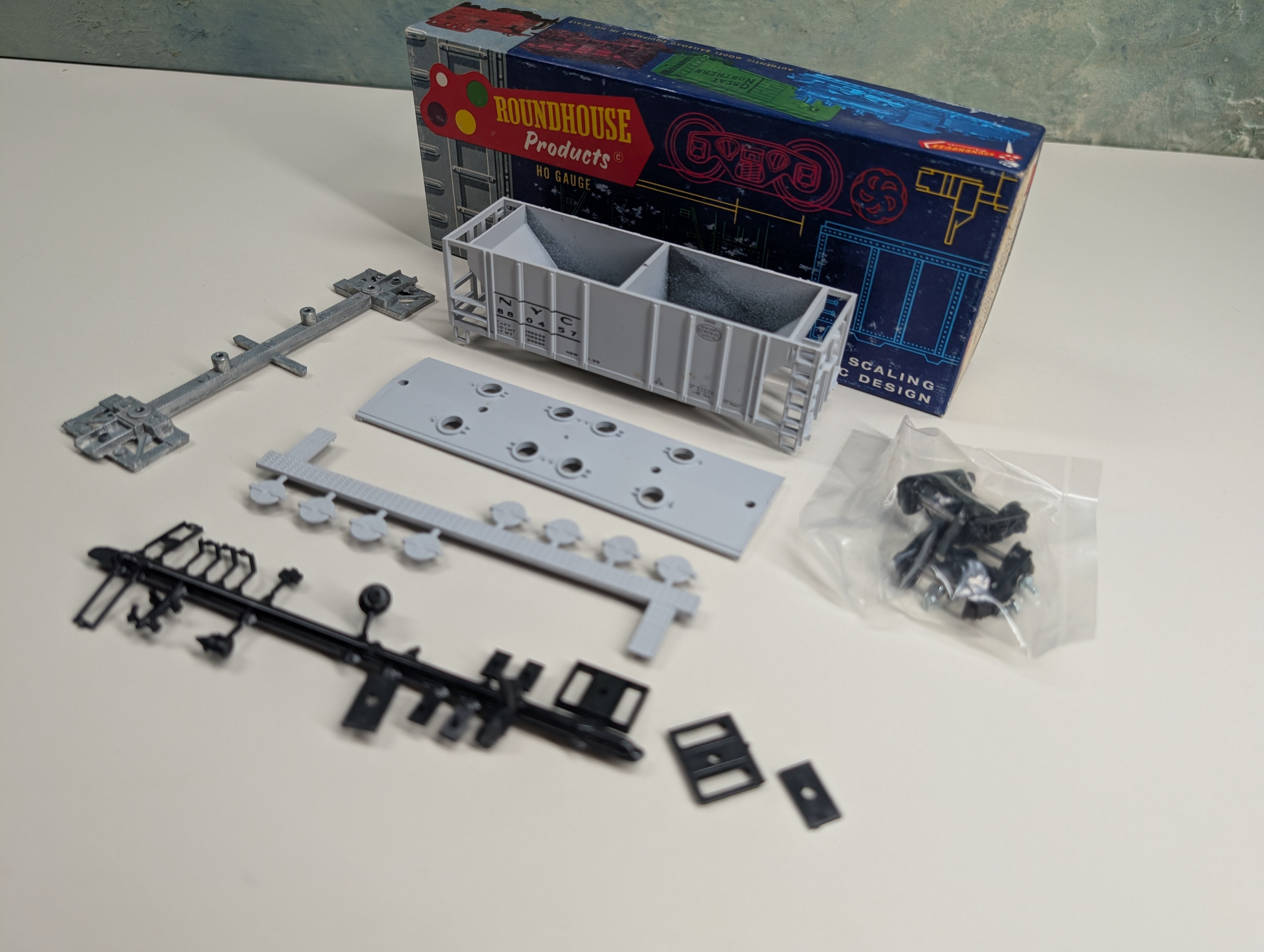 USED Roundhouse 1109609 HO Scale 2 Bay Covered Hopper New York Central NYC #880457 Bev-Bel KIT