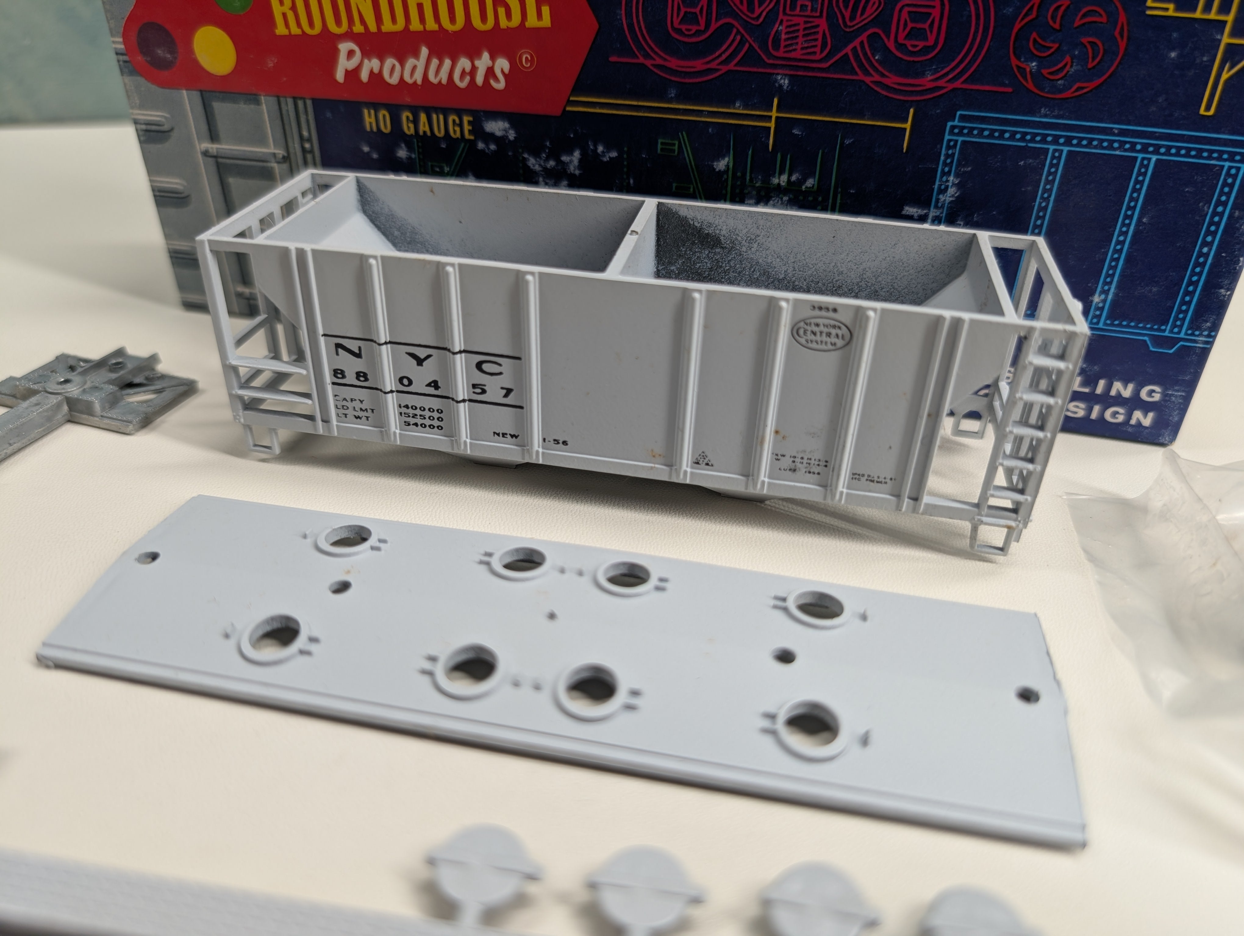 USED Roundhouse 1109609 HO Scale 2 Bay Covered Hopper New York Central NYC #880457 Bev-Bel KIT