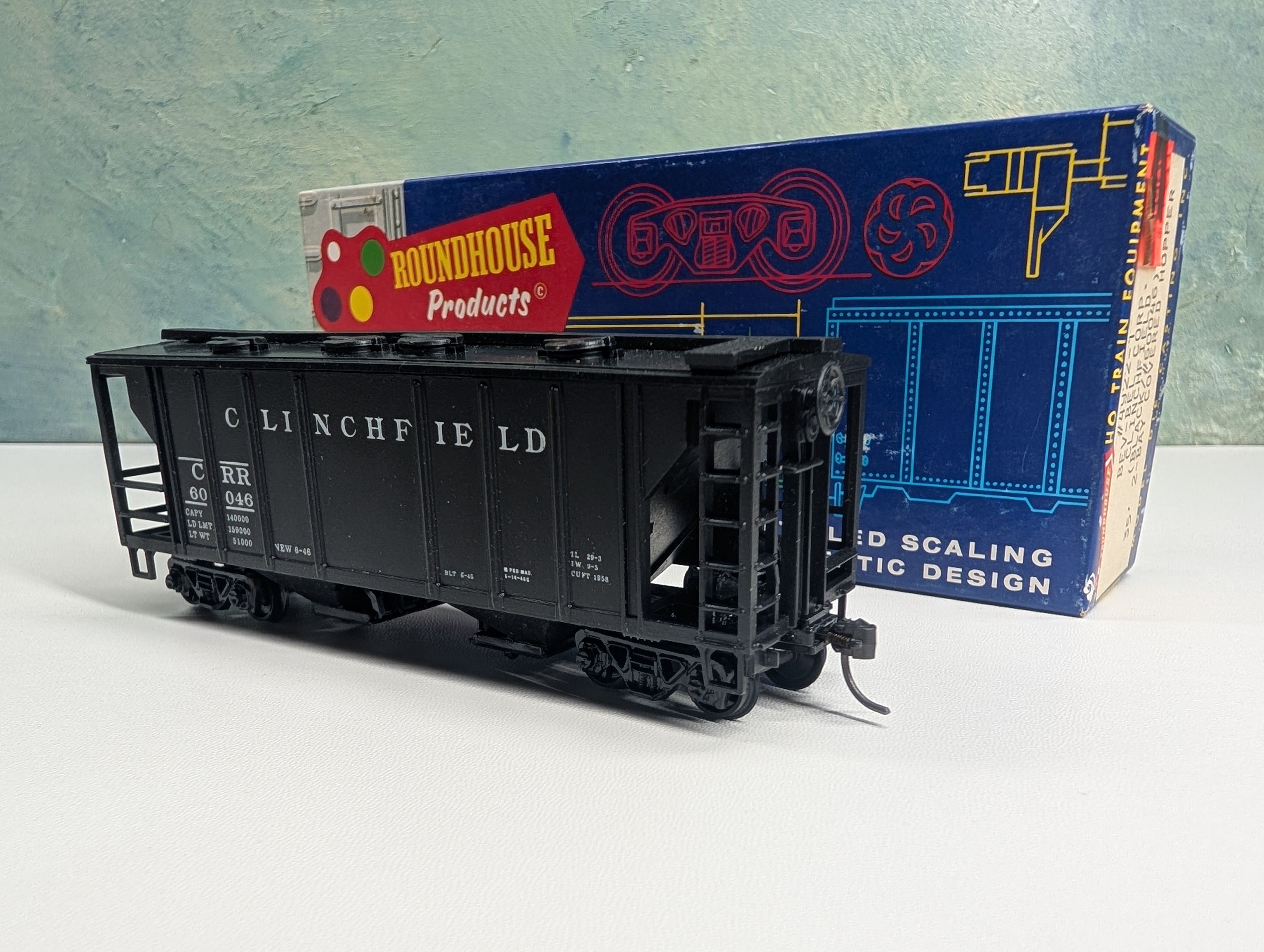 USED Roundhouse 1103765 HO Scale 2 Bay Covered Hopper Clinchfield CRR #60046 Bev-Bel