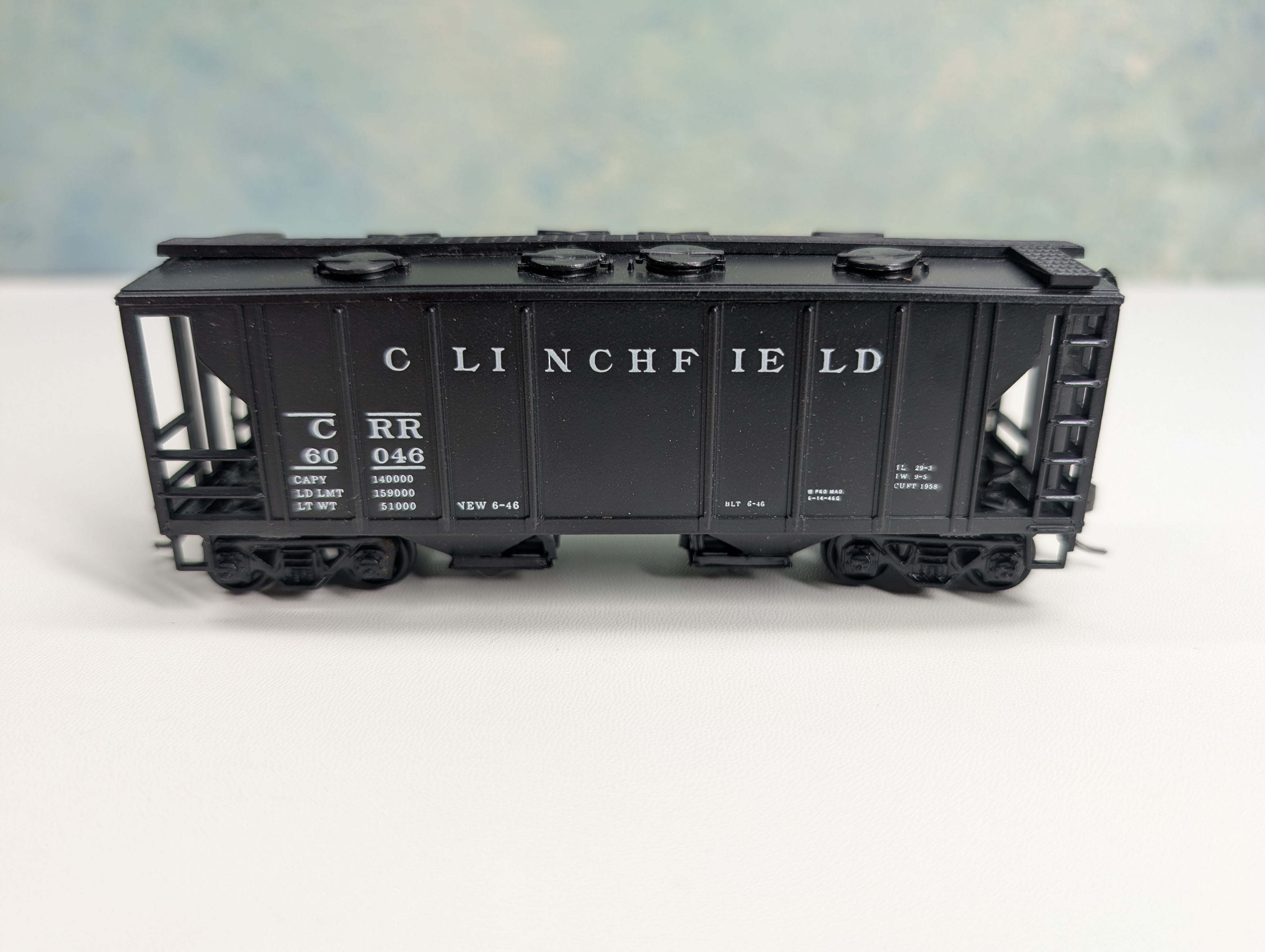 USED Roundhouse 1103765 HO Scale 2 Bay Covered Hopper Clinchfield CRR #60046 Bev-Bel