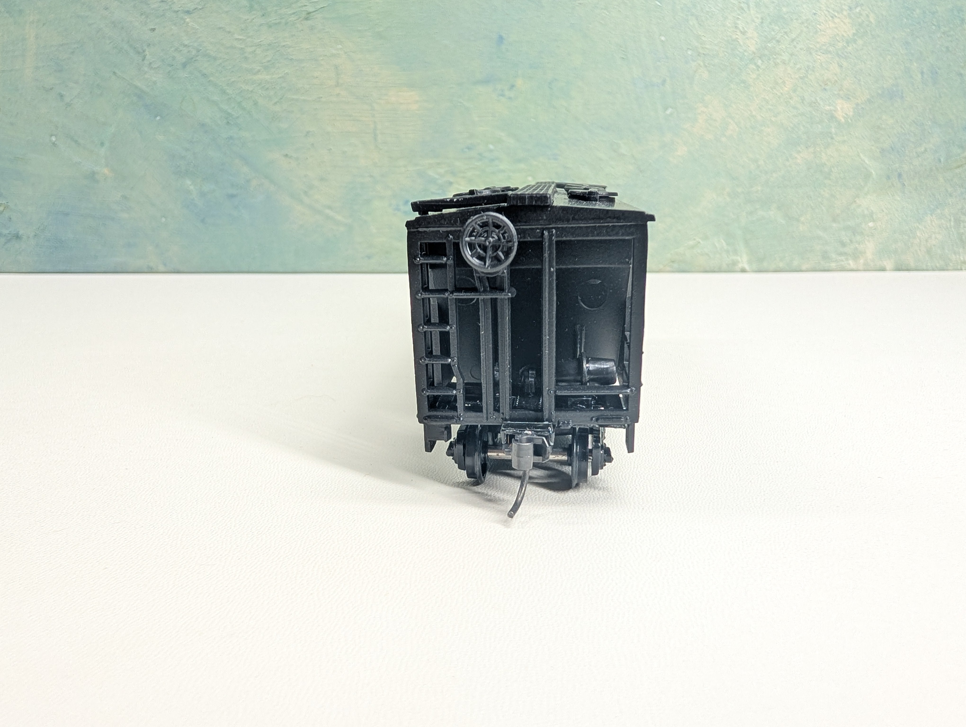 USED Roundhouse 1103765 HO Scale 2 Bay Covered Hopper Clinchfield CRR #60046 Bev-Bel