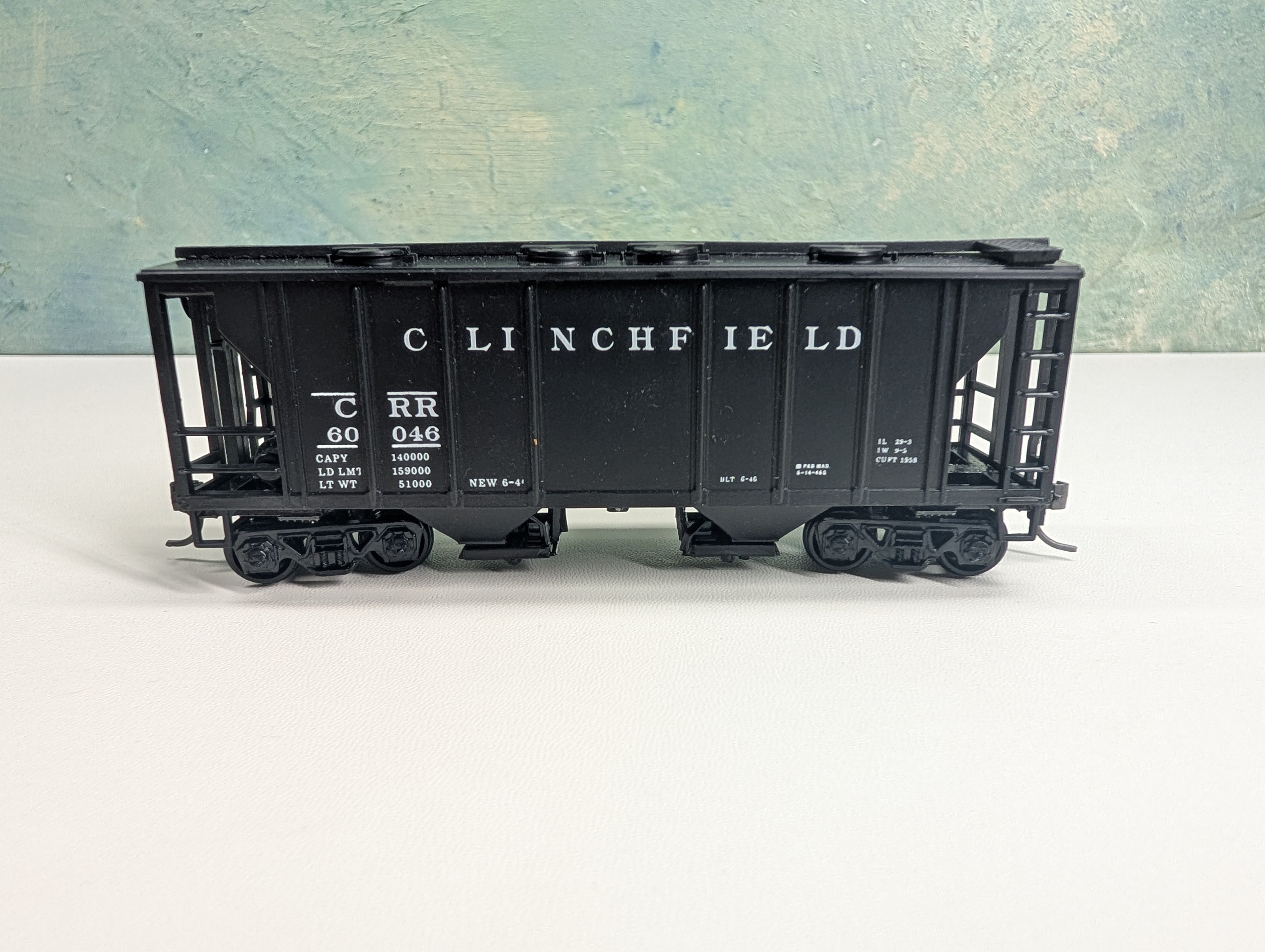 USED Roundhouse 1103765 HO Scale 2 Bay Covered Hopper Clinchfield CRR #60046 Bev-Bel