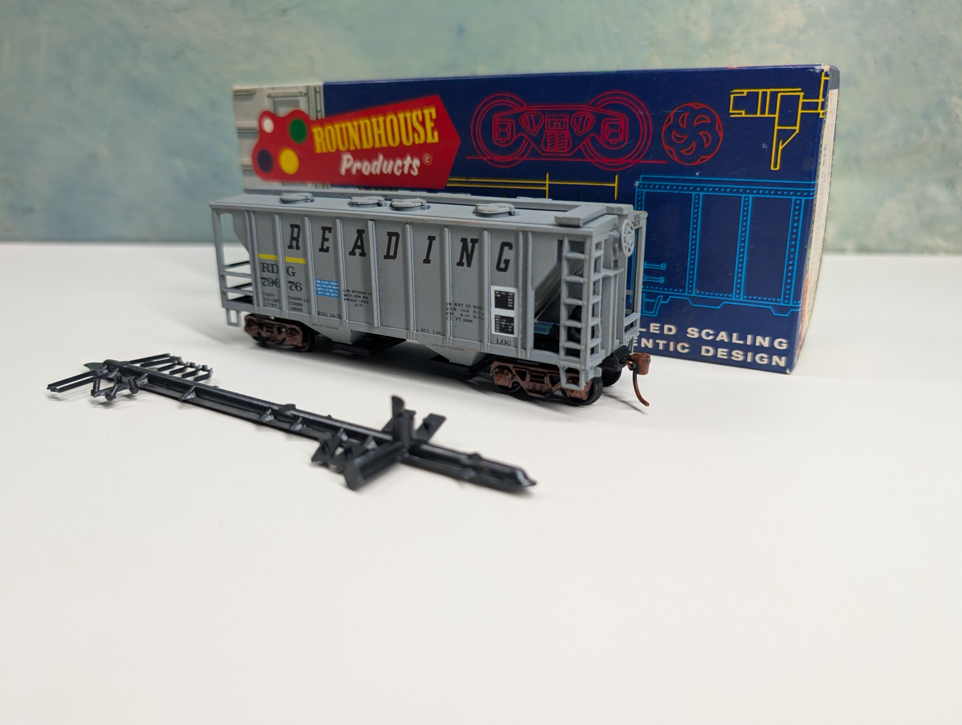 USED Roundhouse HO Scale 2 Bay Covered Hopper Reading RDG #79676 Decal