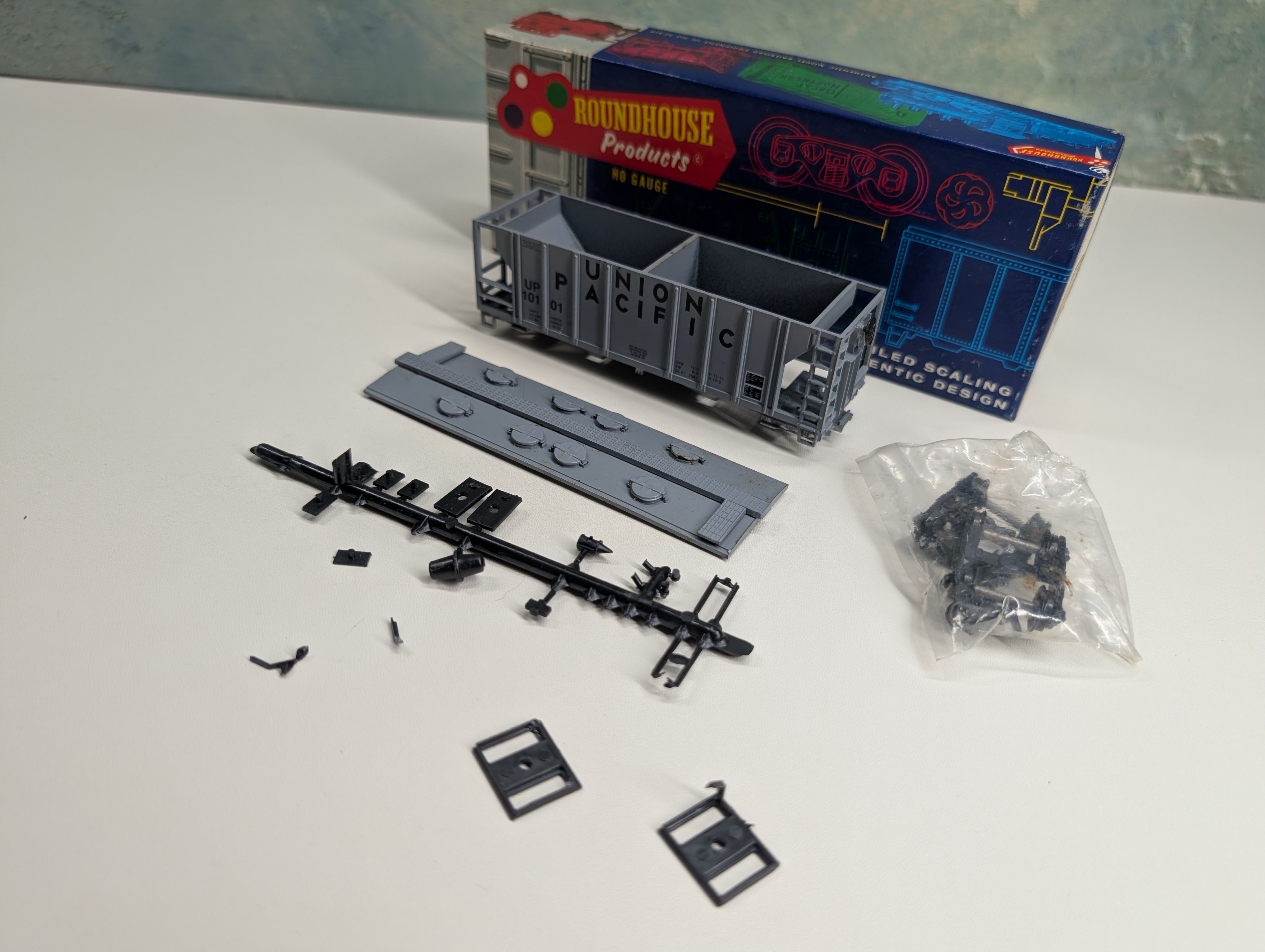 USED Roundhouse 1432 HO Scale 2 Bay Covered Hopper Union Pacific UP #10101 KIT