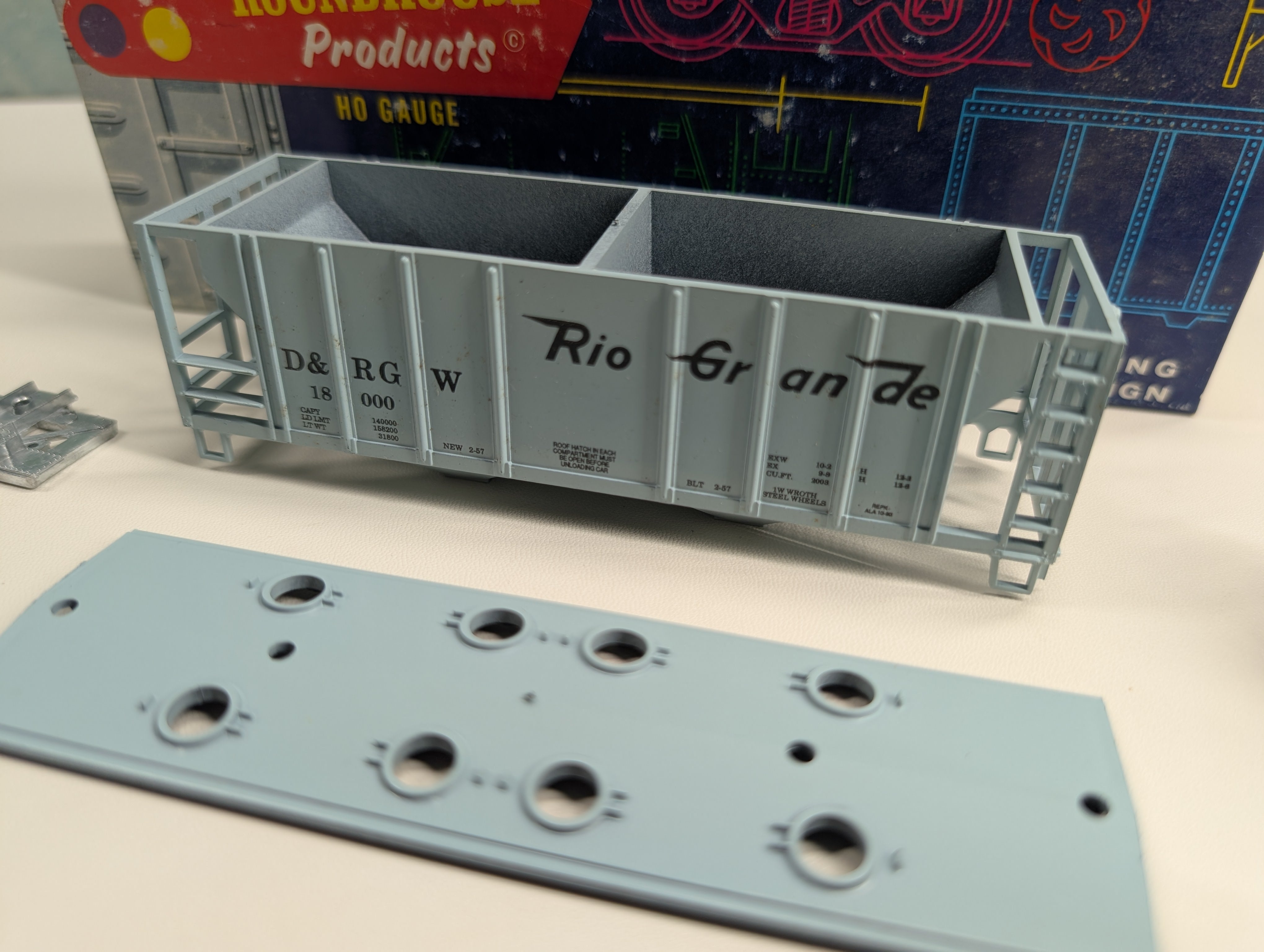 USED Roundhouse 3233 HO Scale 2 Bay Covered Hopper Rio Grande D&RGW #18000 KIT
