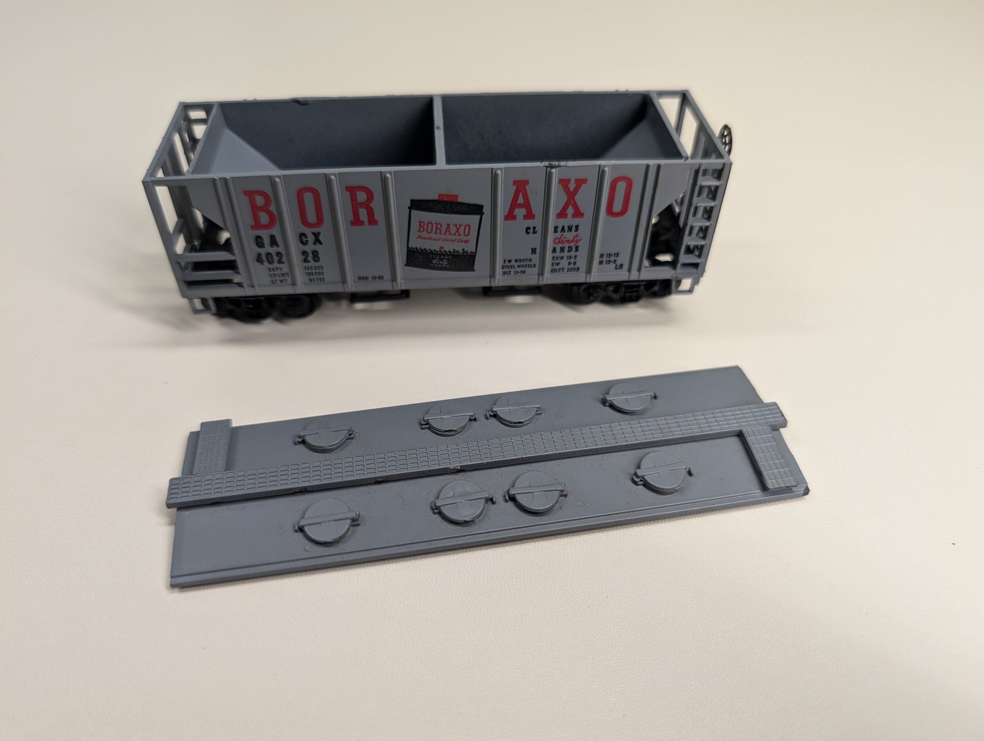 USED Roundhouse HO Scale 2 Bay Covered Hopper Boraxo GACX #40228