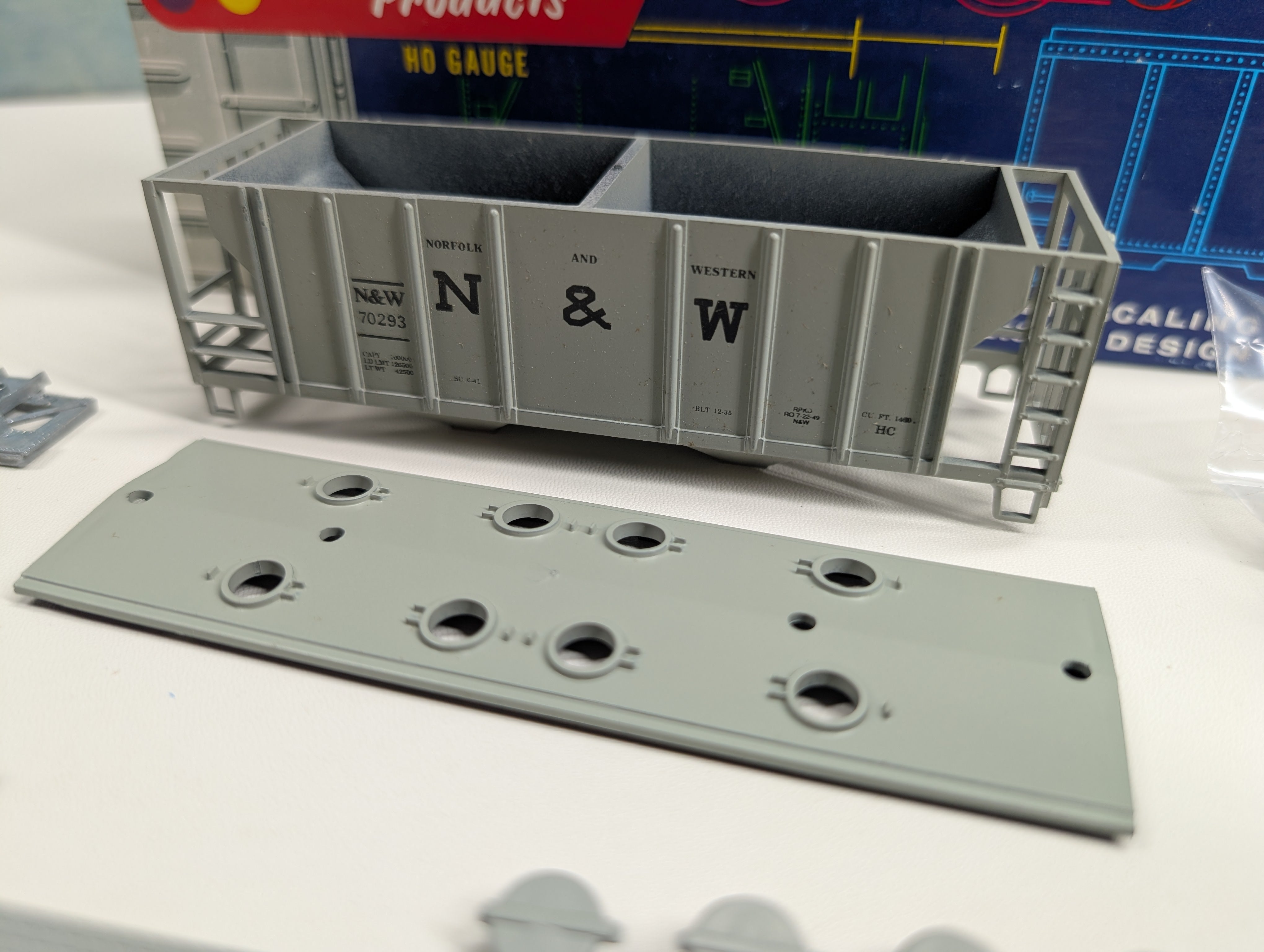 USED Roundhouse HO Scale 2 Bay Covered Hopper Norfolk & Western NW #70293 KIT