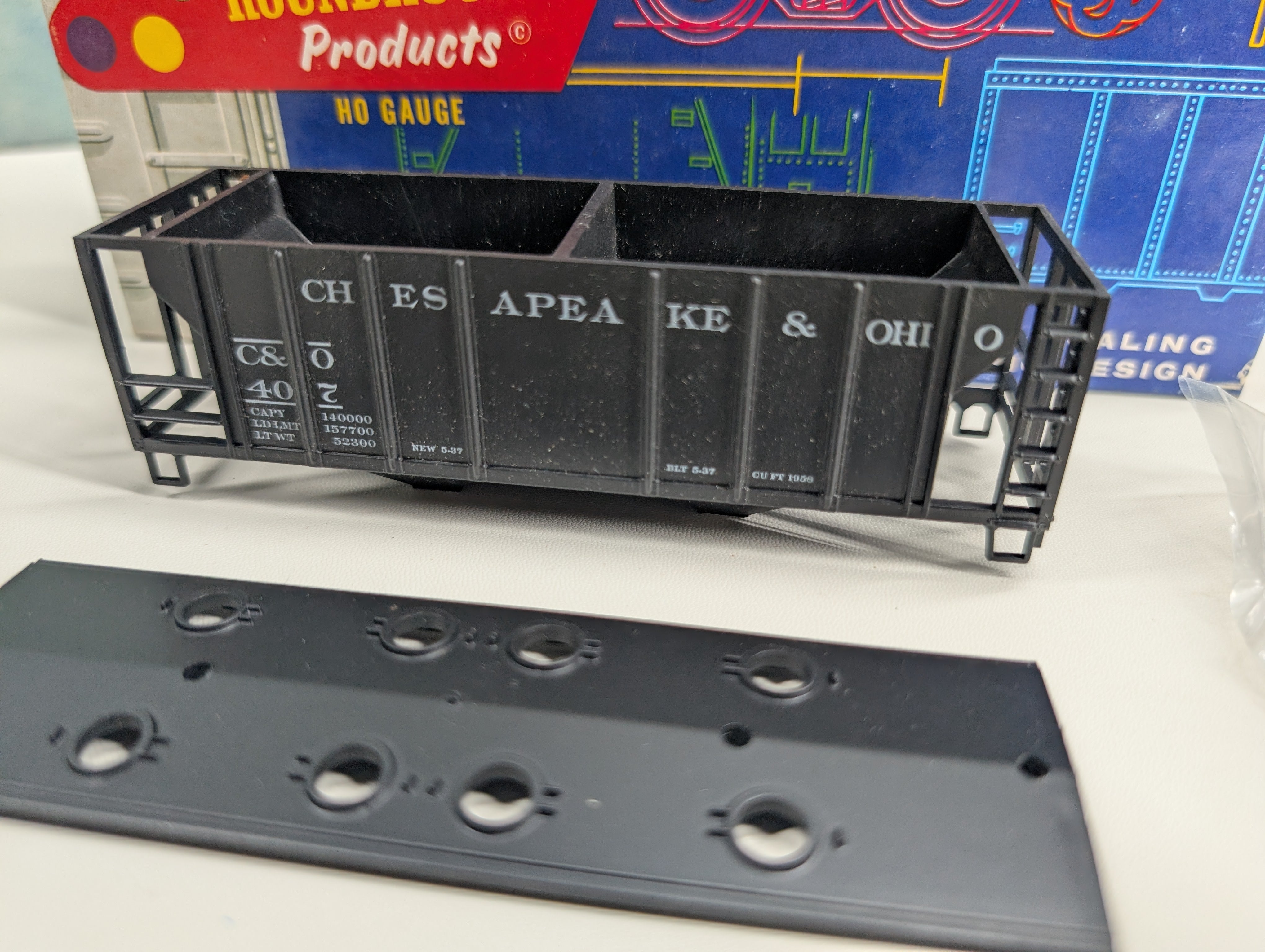 USED Roundhouse 1446 HO Scale 2 Bay Covered Hopper Chesapeake and Ohio C&O #407 KIT