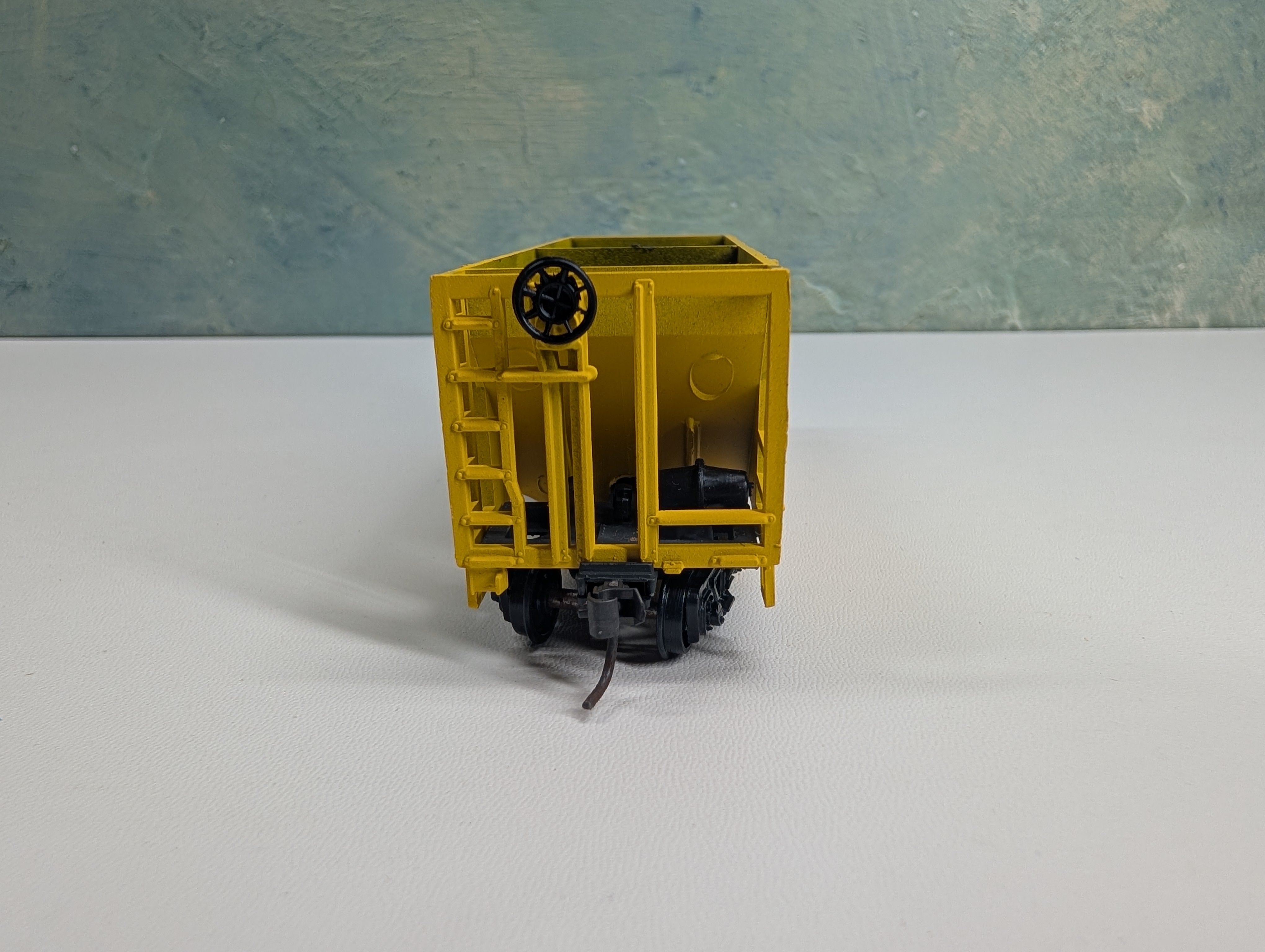 USED Roundhouse 1433 HO Scale 2 Bay Covered Hopper Ace Hi Bulk Feed CLMX #101