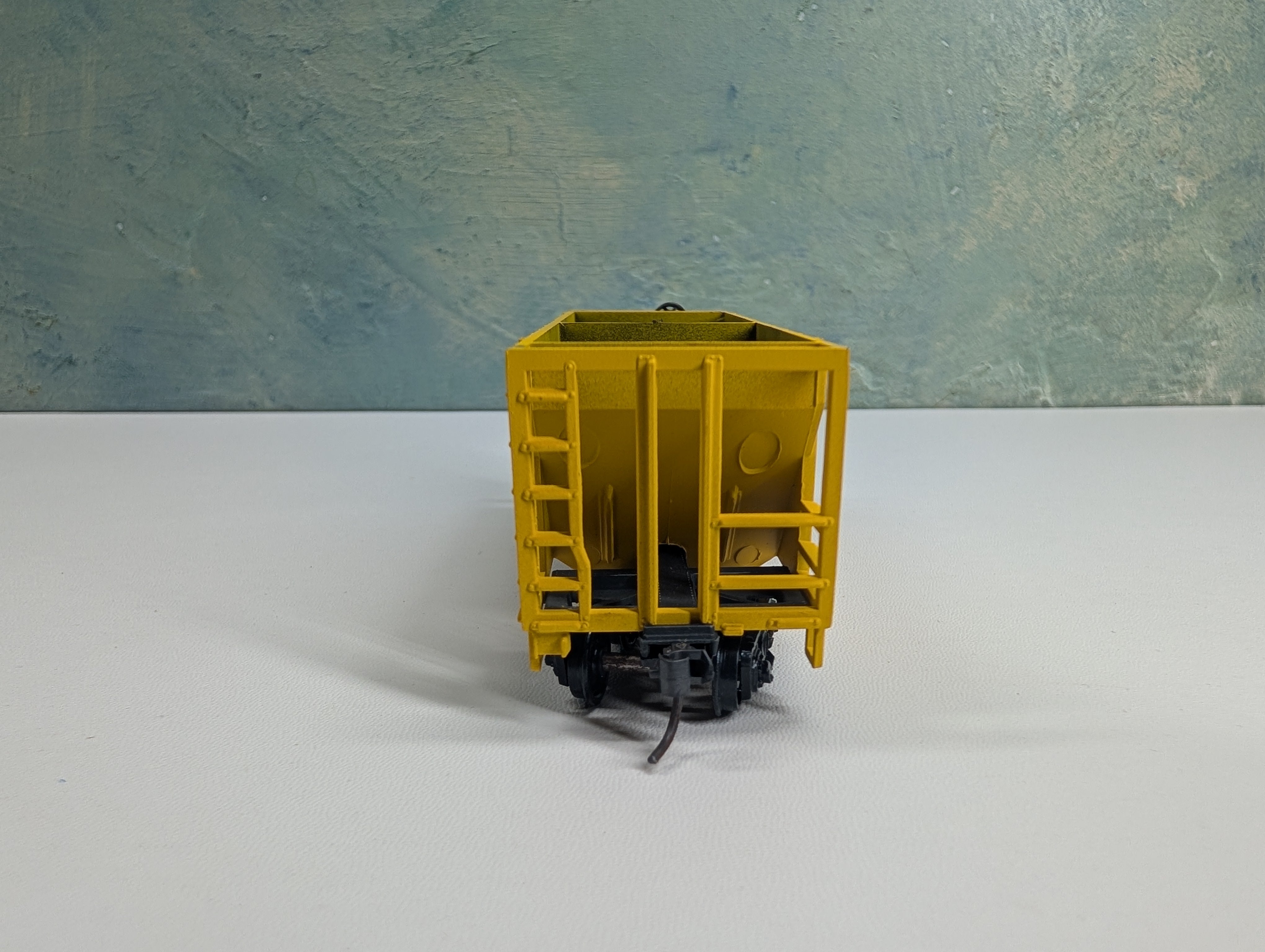 USED Roundhouse 1433 HO Scale 2 Bay Covered Hopper Ace Hi Bulk Feed CLMX #101