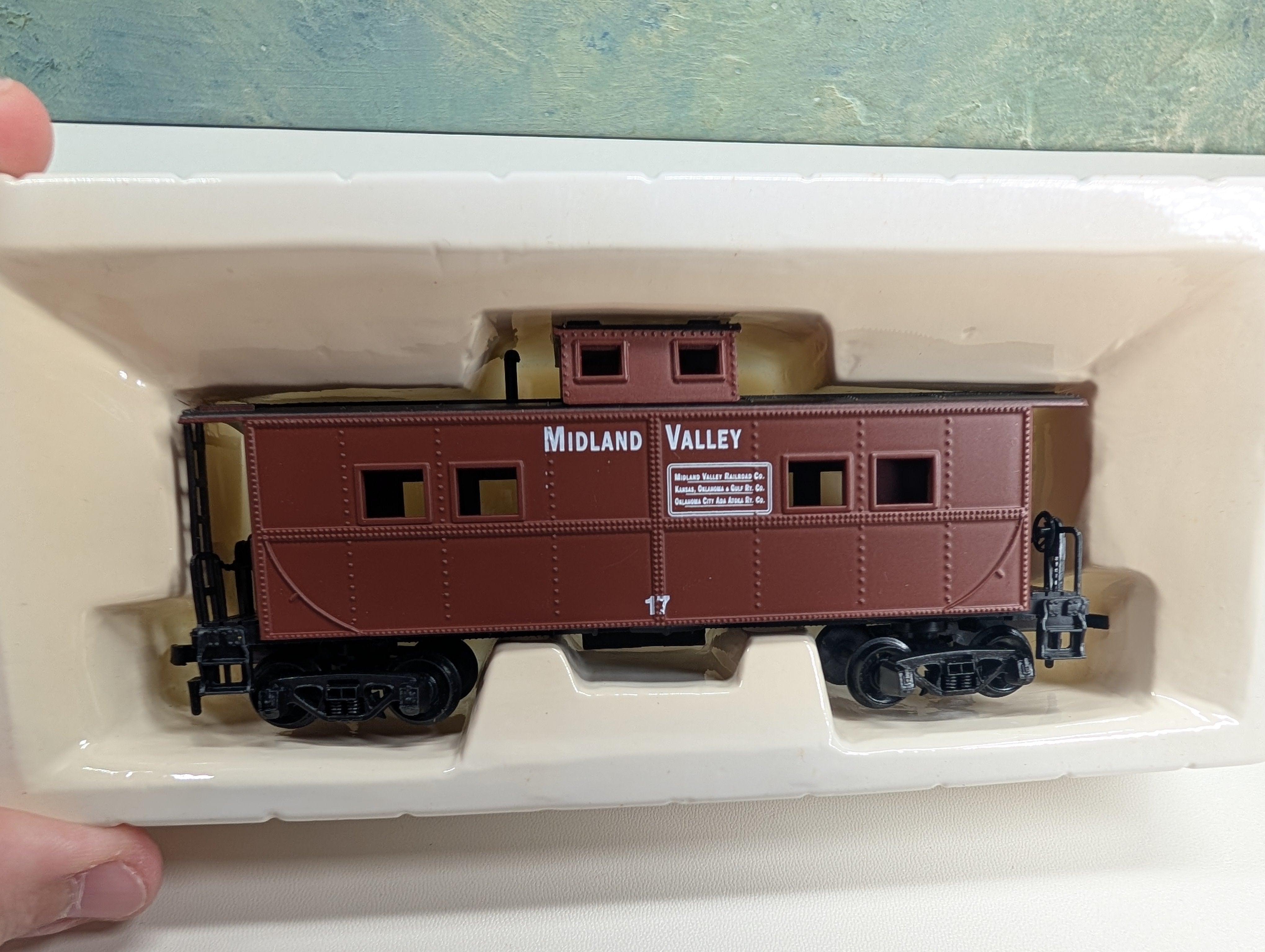 USED Mantua 726-088 HO Scale Heavy 36' Caboose Midland Valley #17