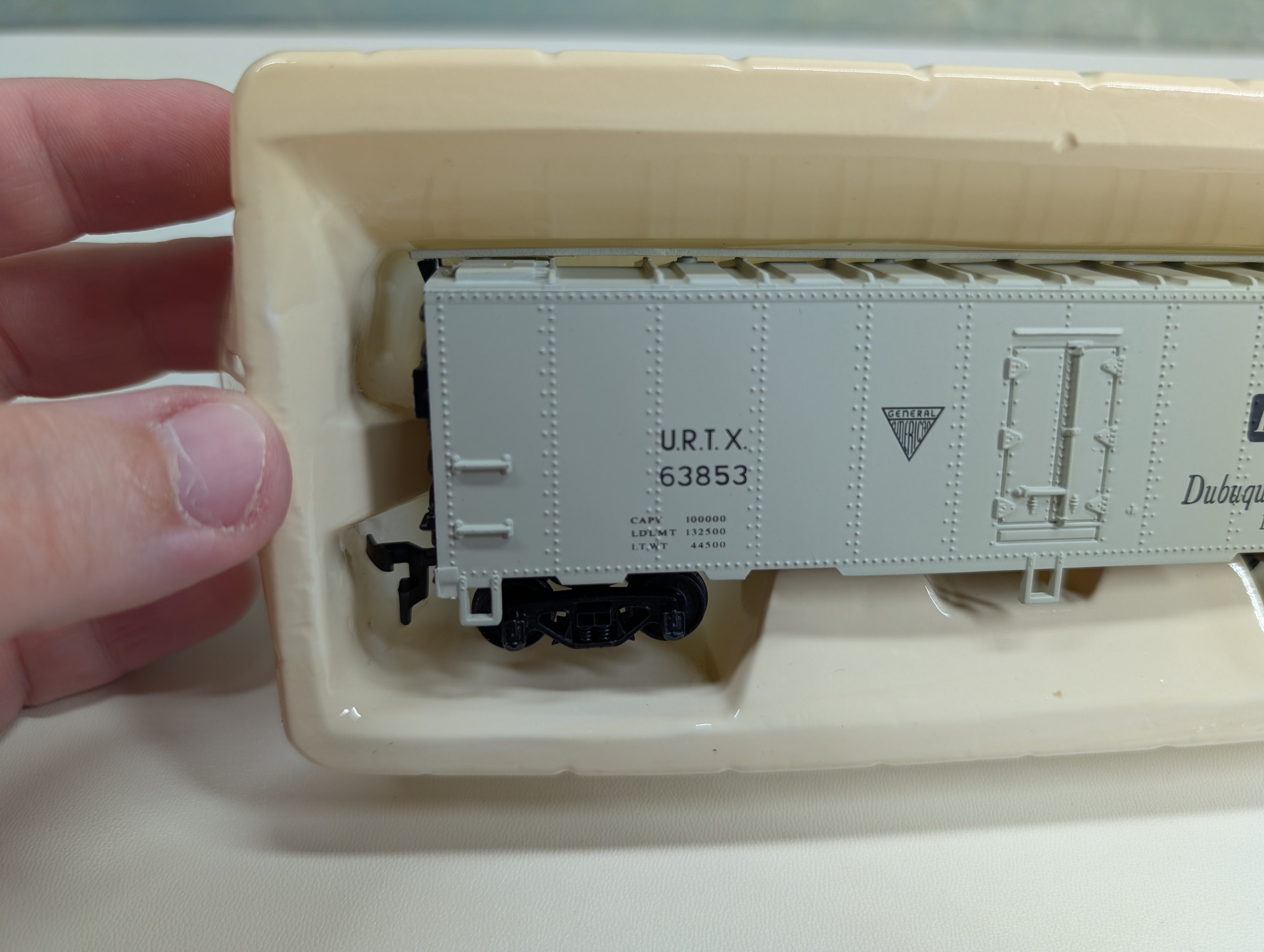 USED Mantua 733-590 HO Scale Heavy 41' Steel Reefer Box Car Dubuque URTX #63853