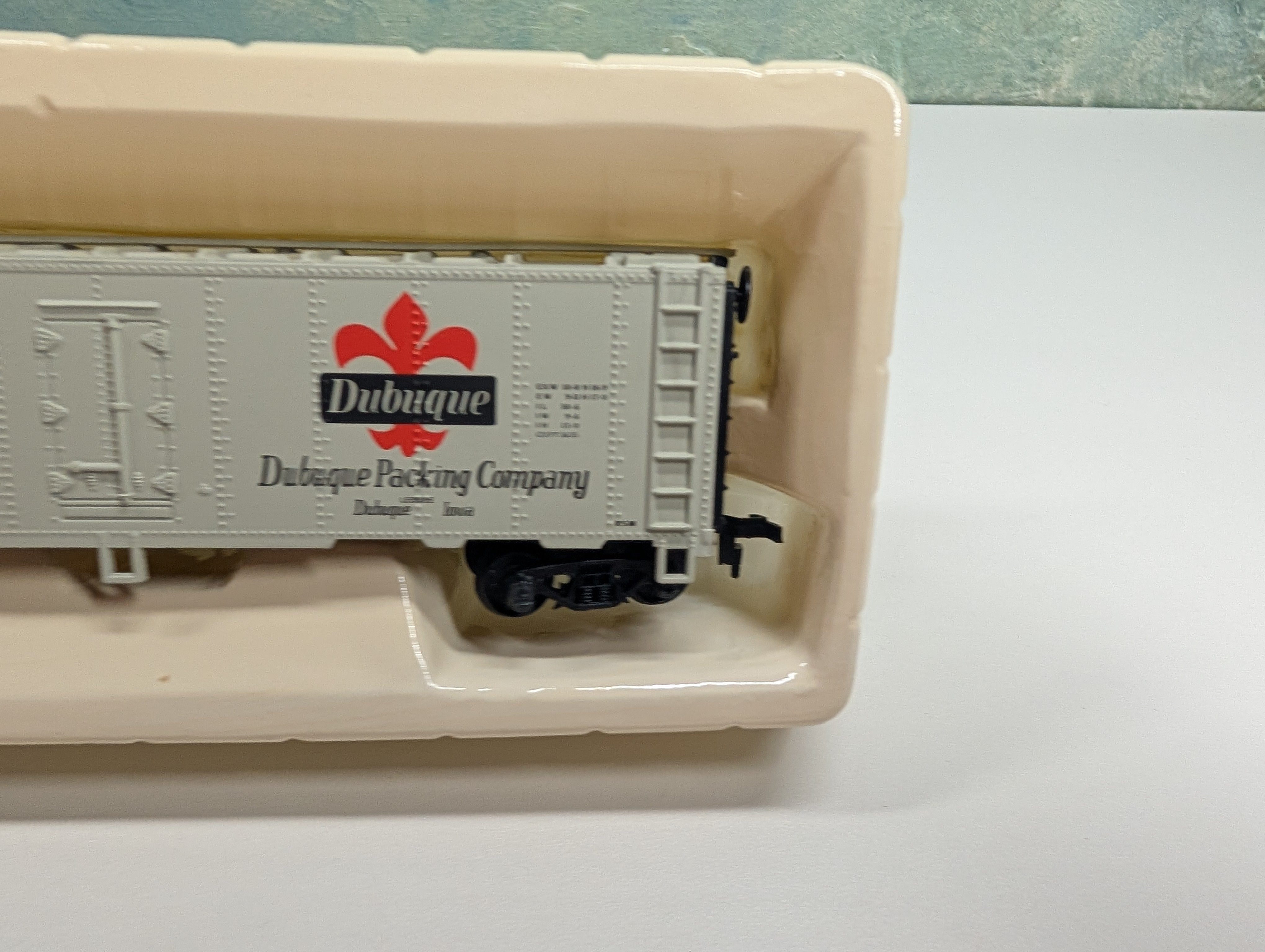 USED Mantua 733-590 HO Scale Heavy 41' Steel Reefer Box Car Dubuque URTX #63853