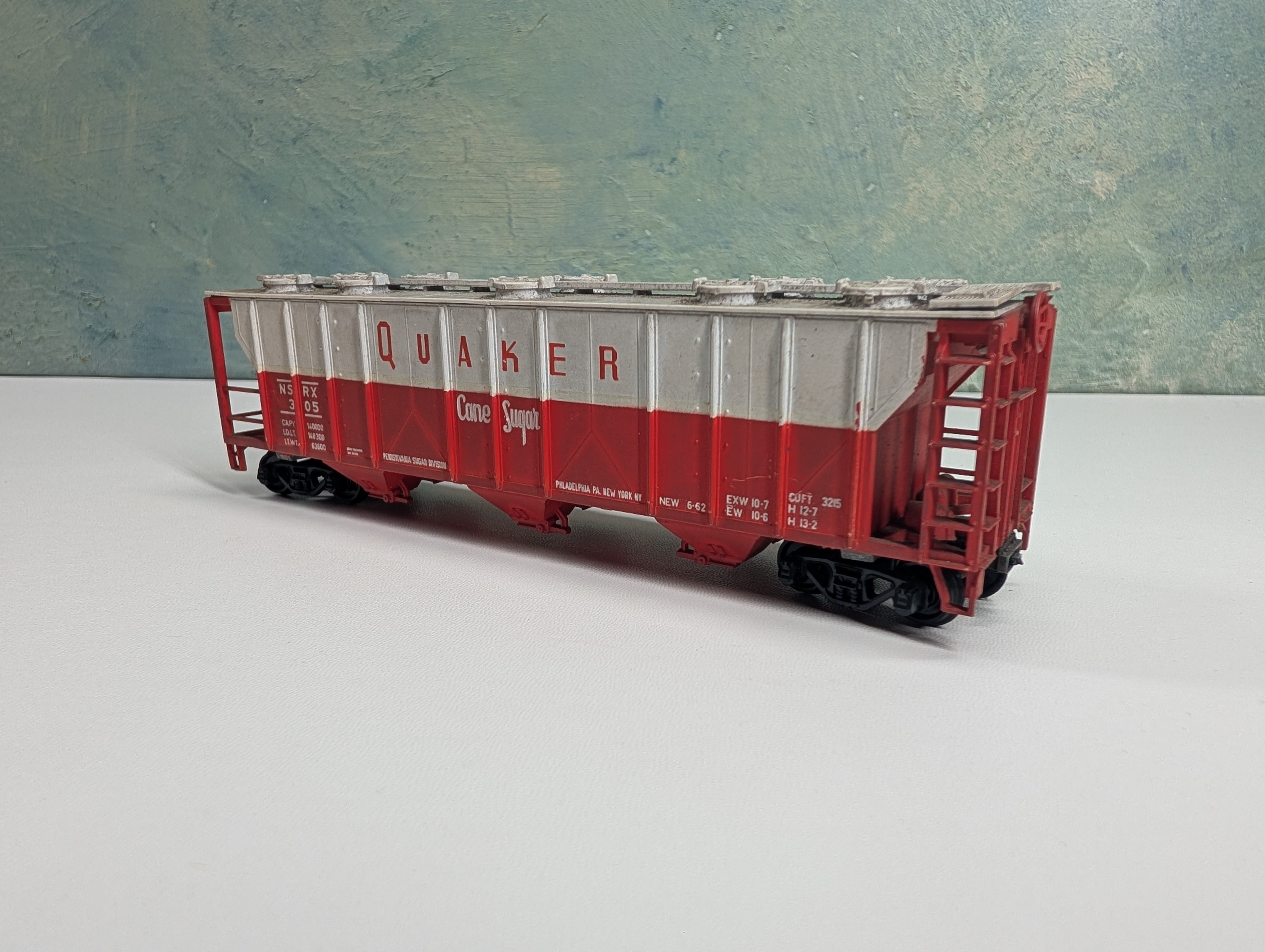 USED HO Scale 3 Bay Covered Hopper Quaker Cane Sugar NSRX #305