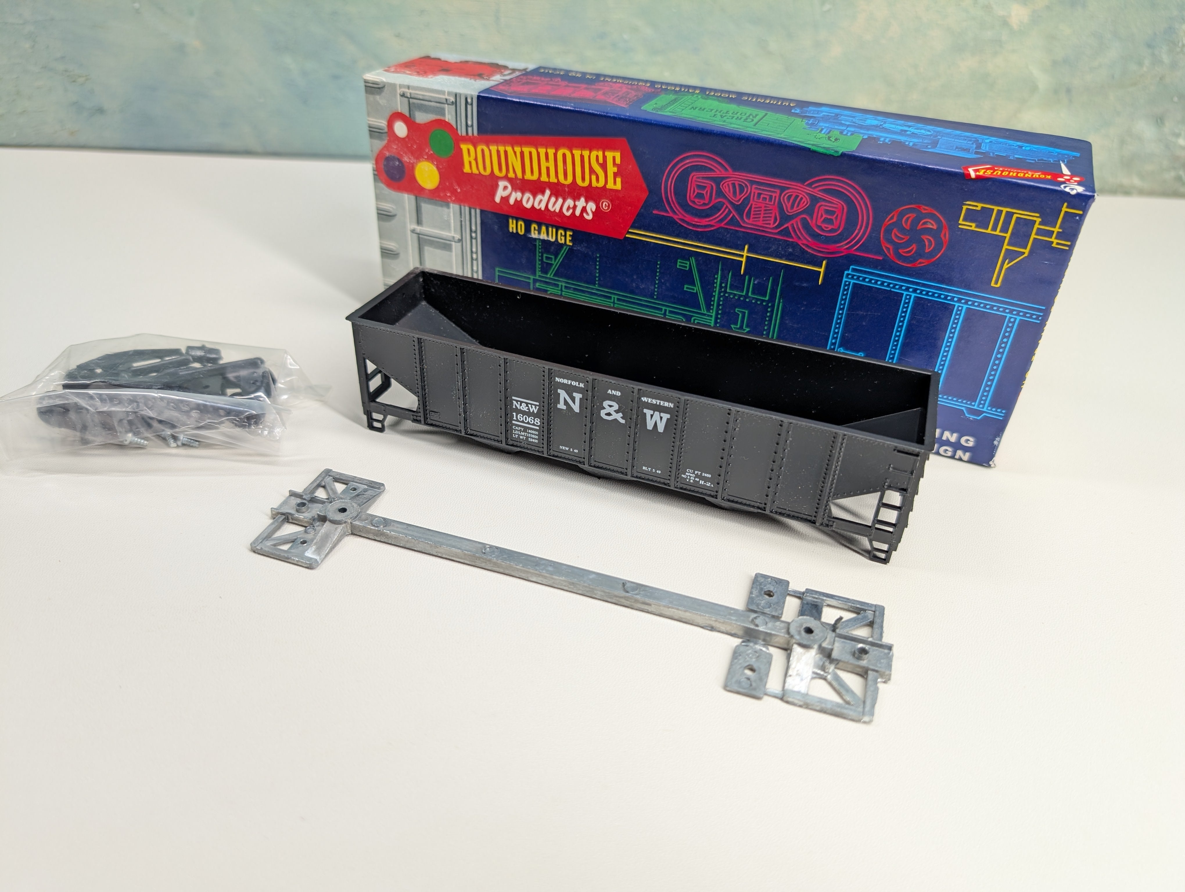 USED Roundhouse 3229 HO Scale 3 Bay Hopper Norfolk & Western N&W #16068 KIT