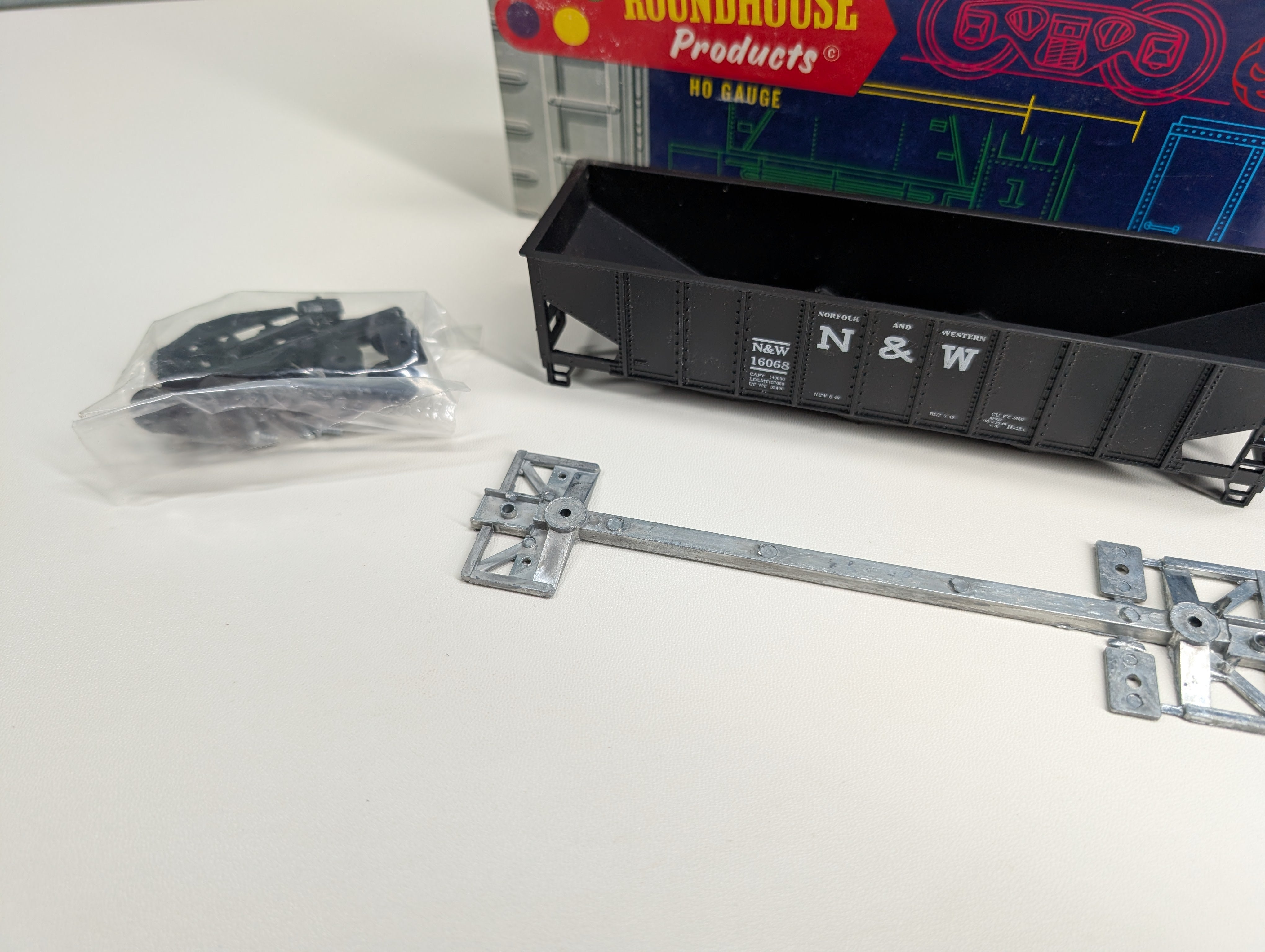 USED Roundhouse 3229 HO Scale 3 Bay Hopper Norfolk & Western N&W #16068 KIT