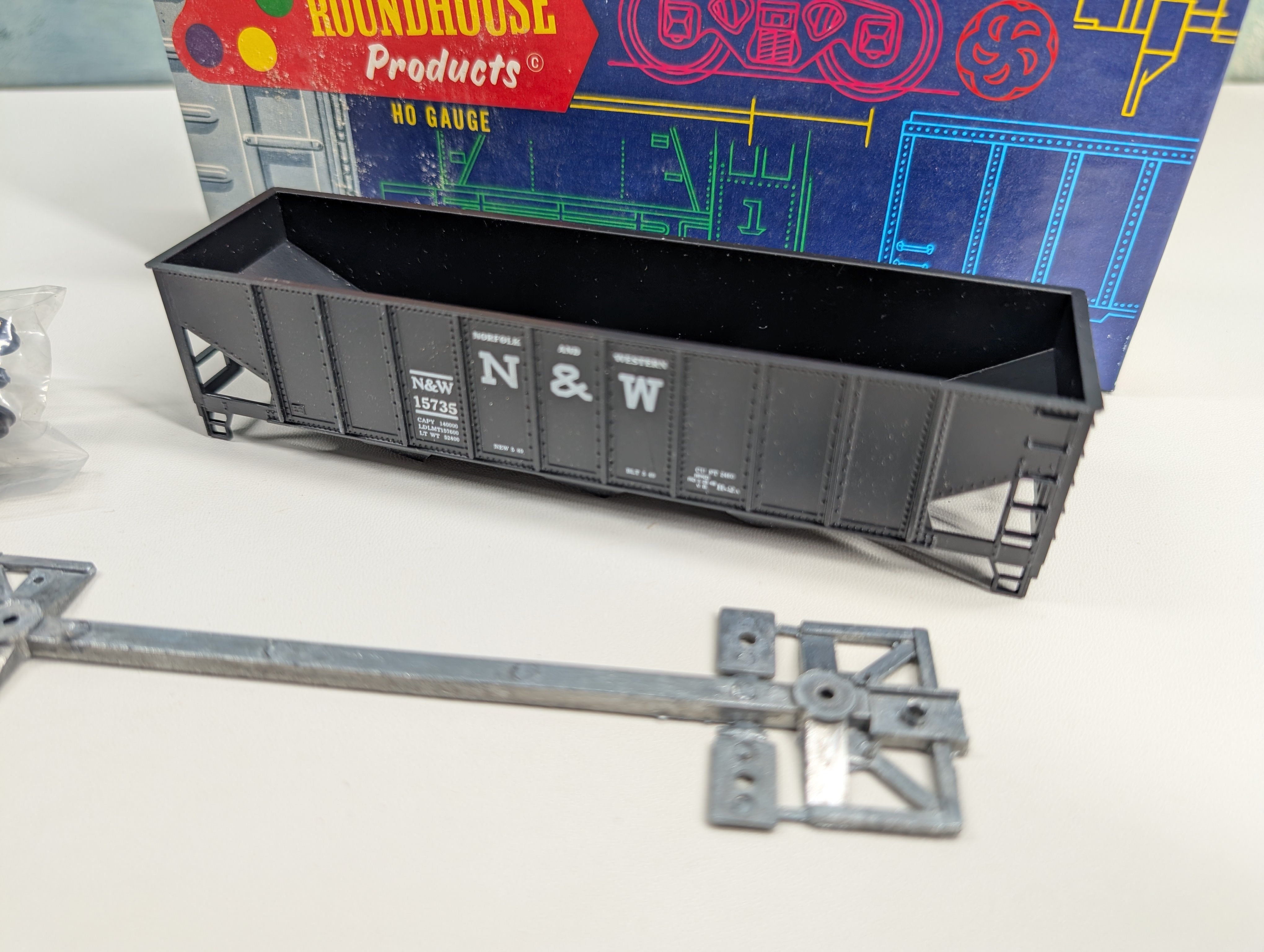 USED Roundhouse 3229 HO Scale 3 Bay Hopper Norfolk & Western N&W #15735 KIT
