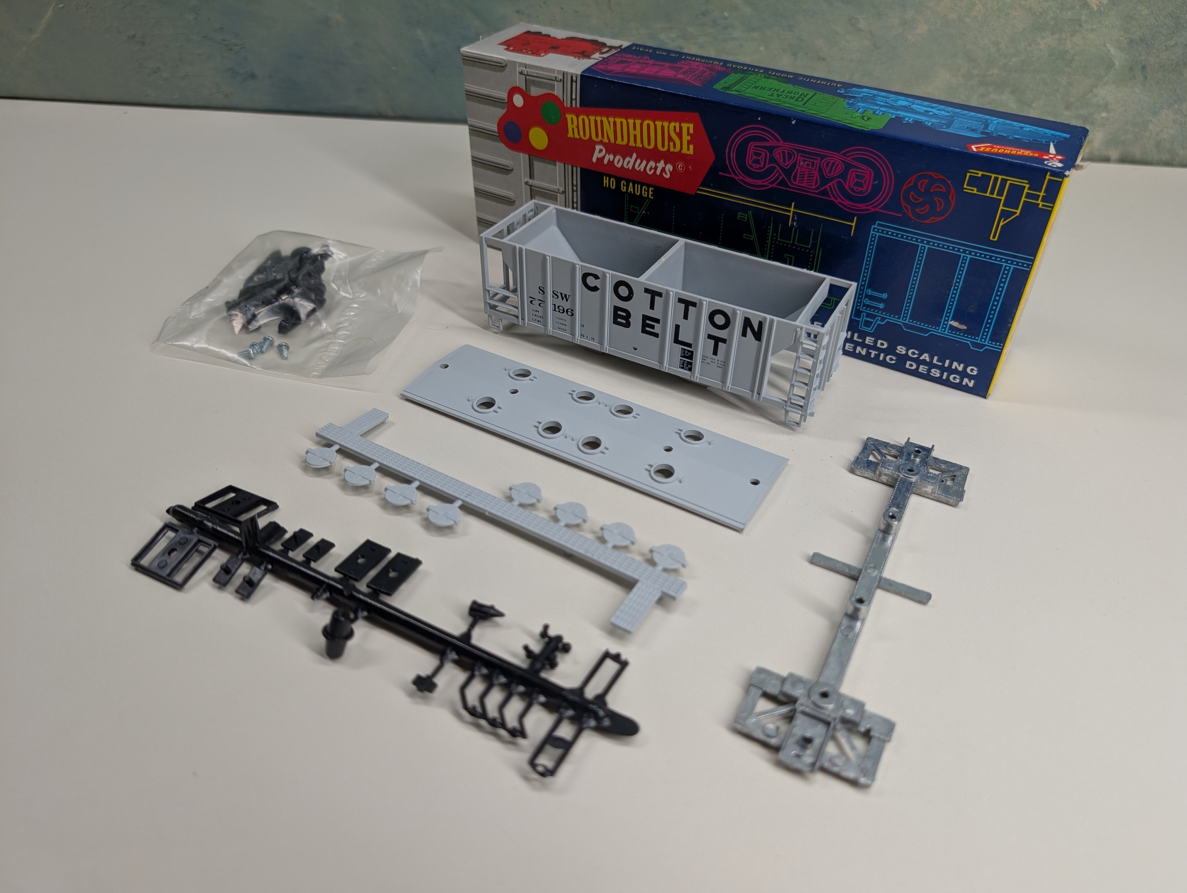 USED Roundhouse 1633 HO Scale 2 Bay Covered Hopper Cotton Belt SSW #77196 KIT