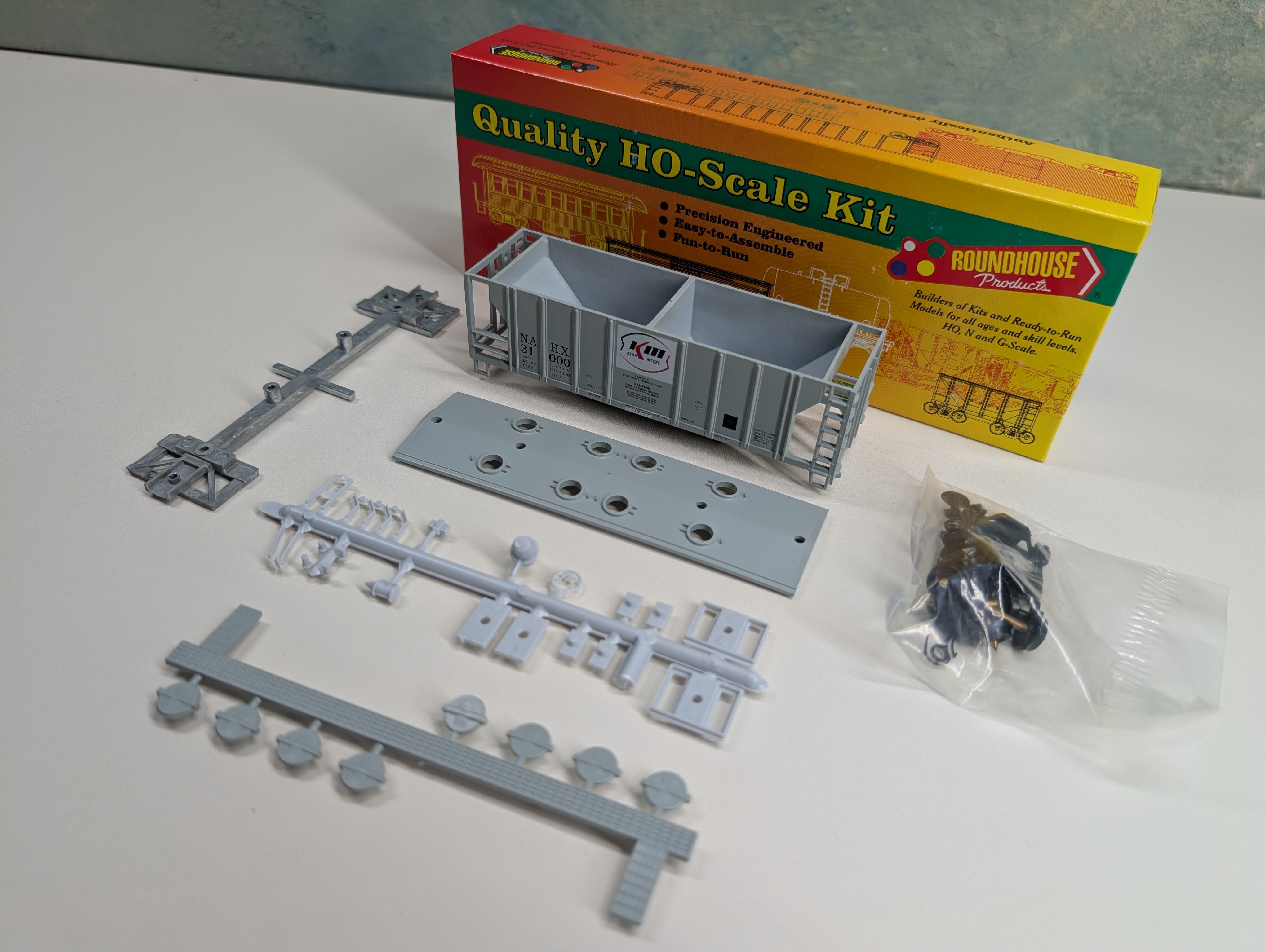 USED Roundhouse #02069 HO Scale 2 Bay Covered Hopper Kerr-Mcgee Chemical NAHX #31000 KIT
