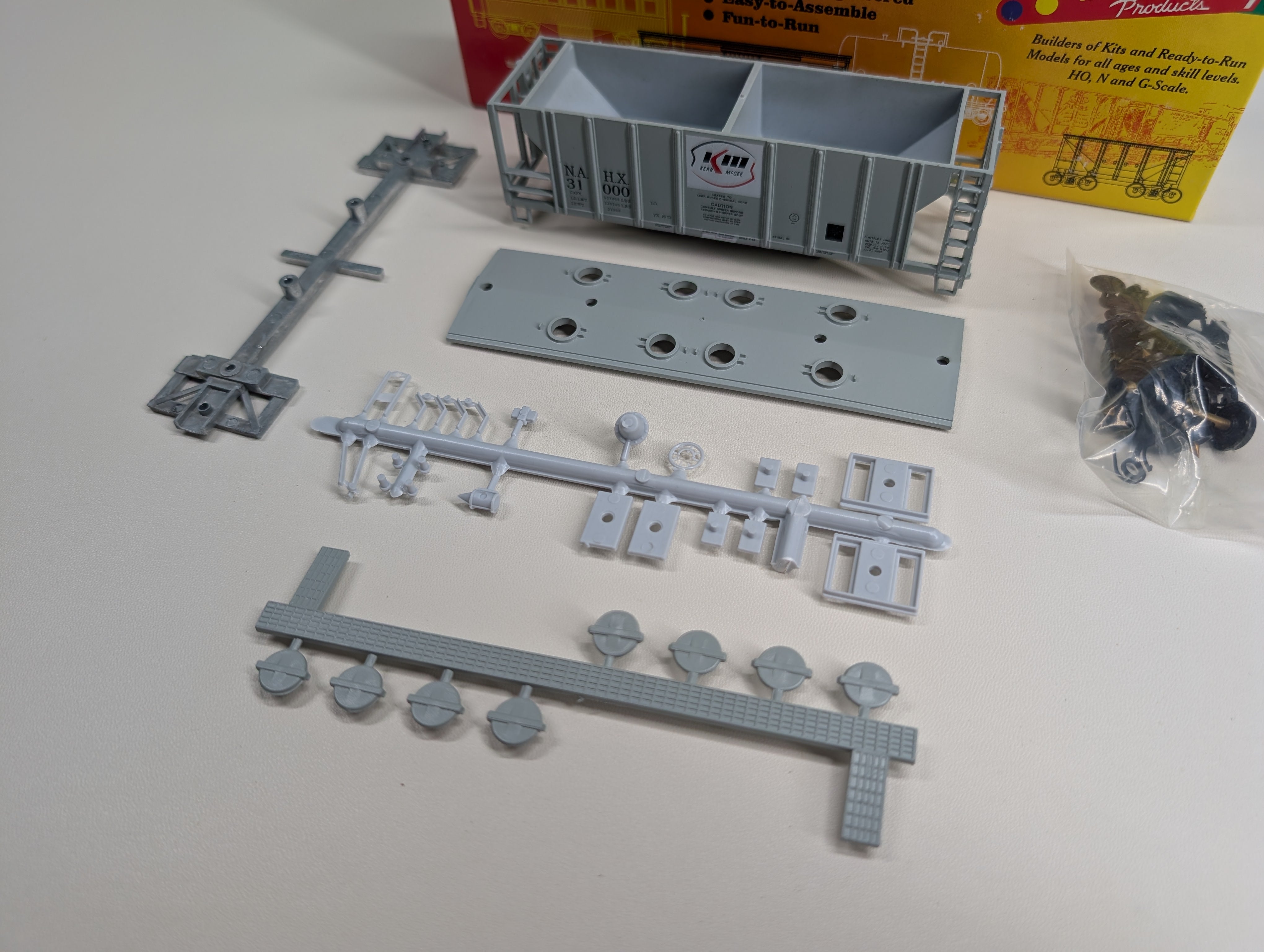USED Roundhouse #02069 HO Scale 2 Bay Covered Hopper Kerr-Mcgee Chemical NAHX #31000 KIT