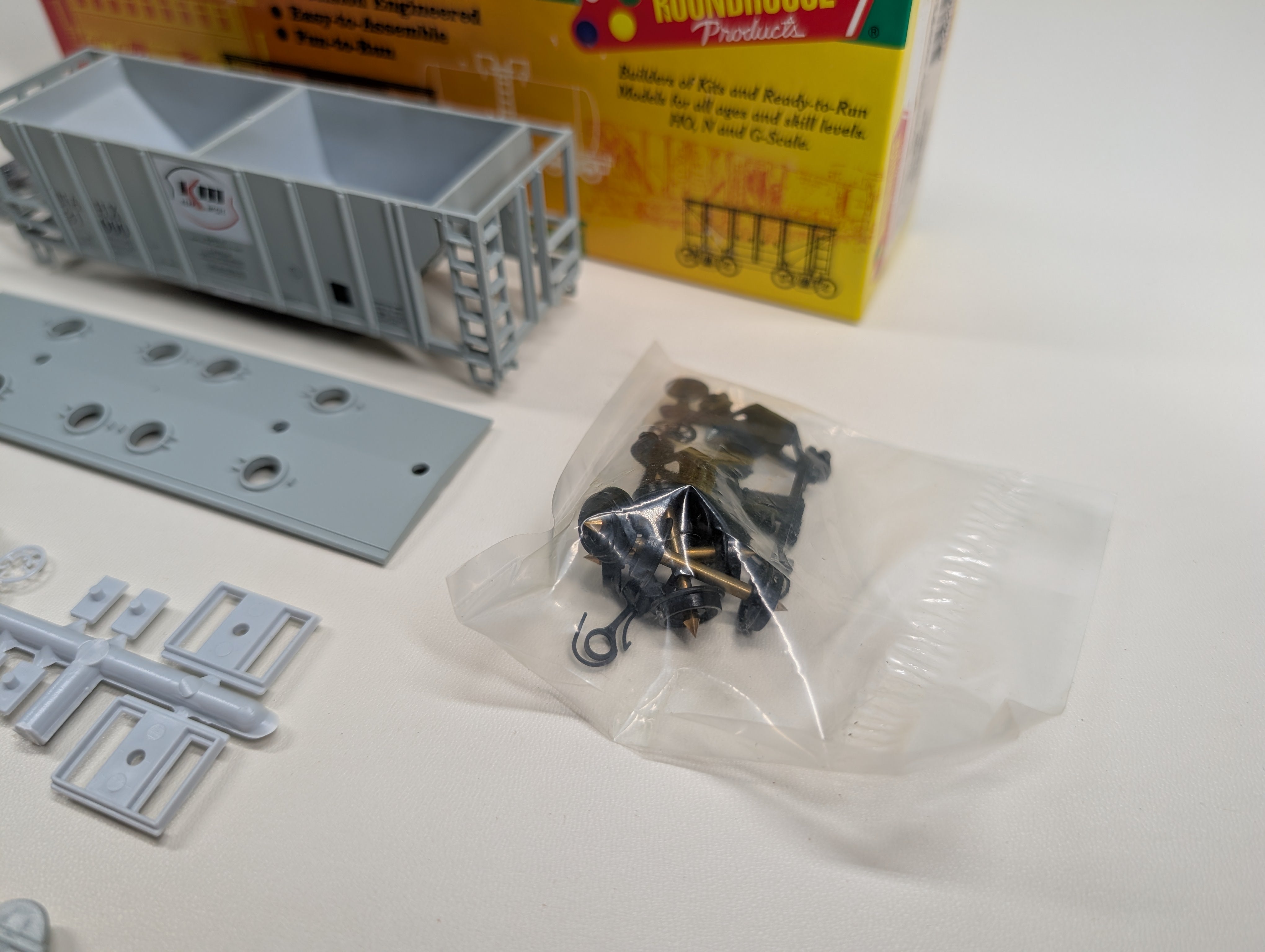 USED Roundhouse #02069 HO Scale 2 Bay Covered Hopper Kerr-Mcgee Chemical NAHX #31000 KIT