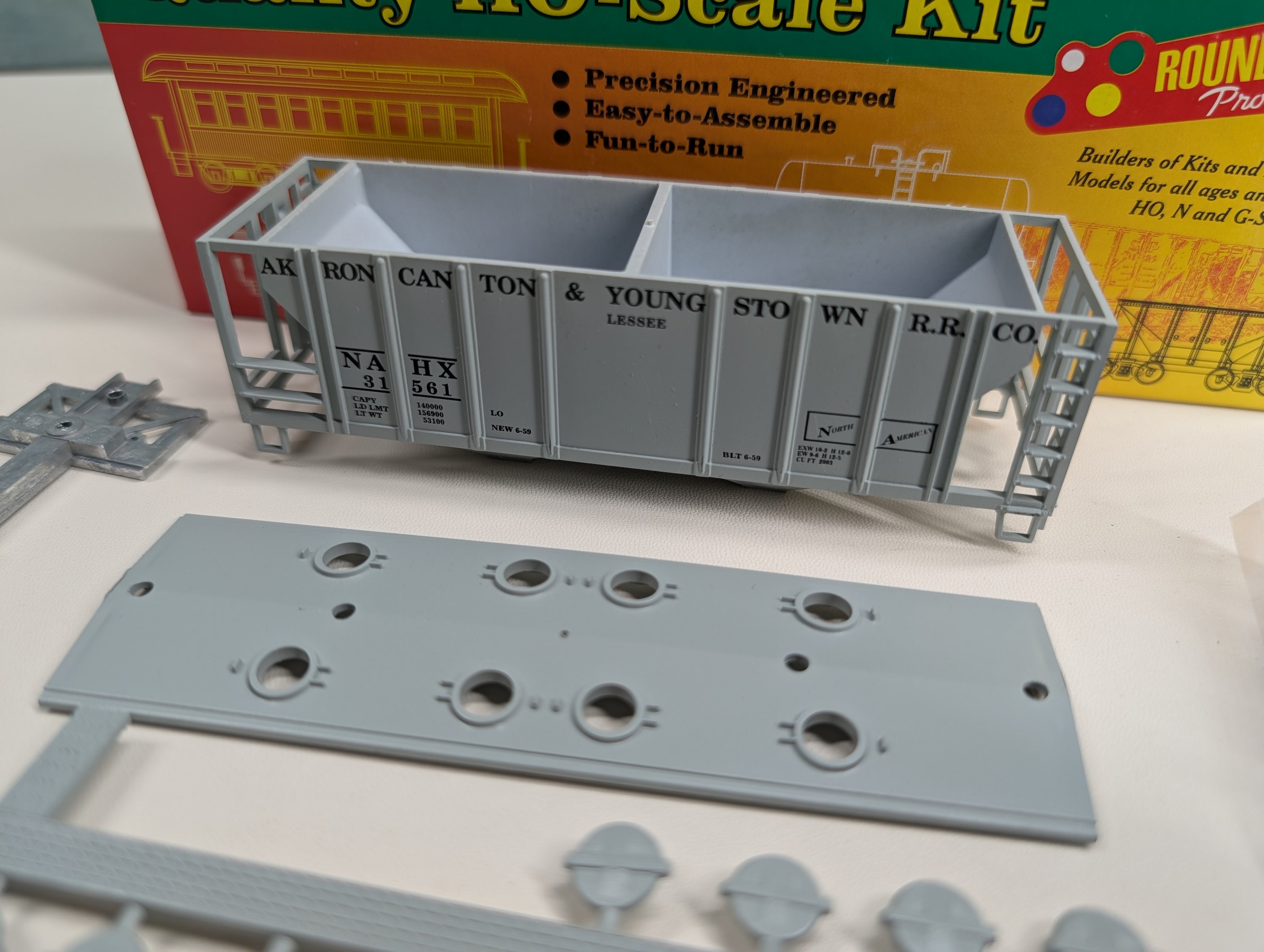 USED Roundhouse #02066 HO Scale 2 Bay Covered Hopper Akron, Canton and Youngstown NAHX #31561 KIT
