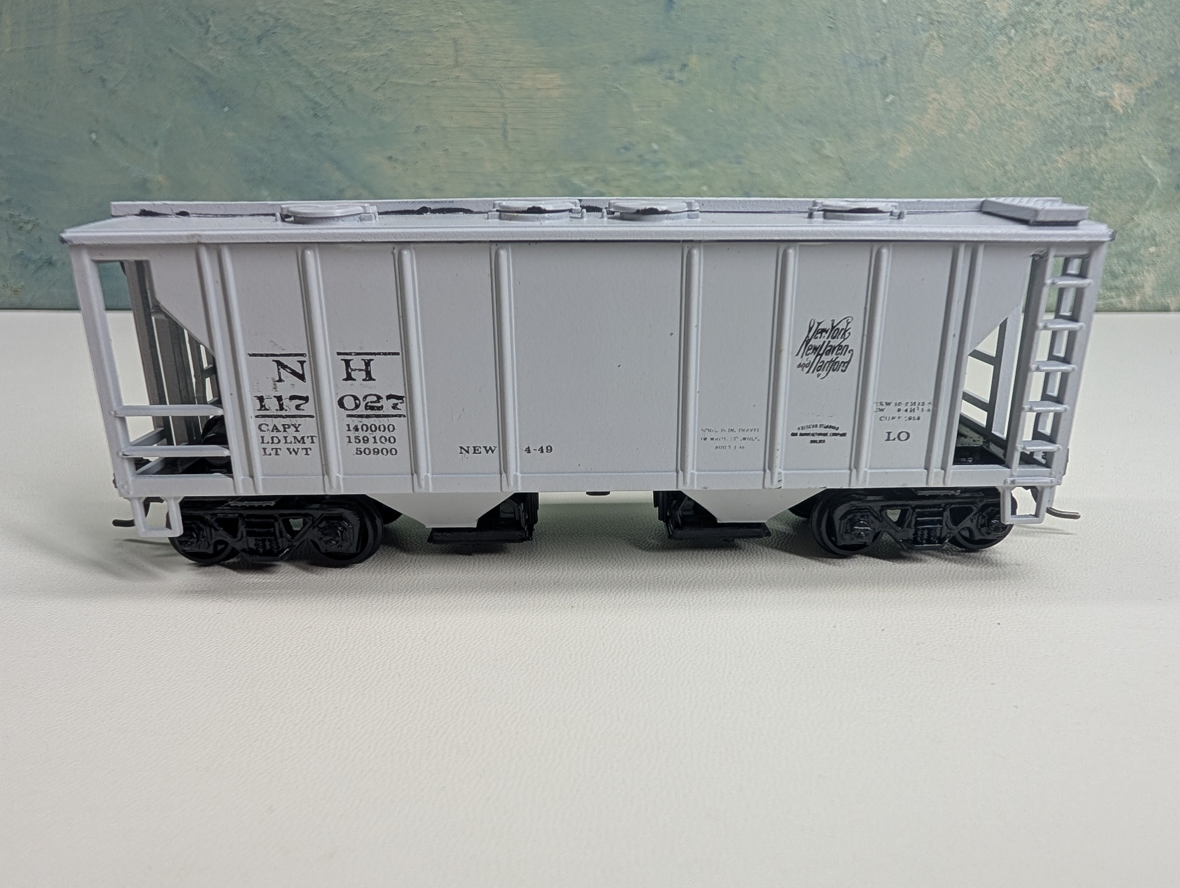 USED Roundhouse HO Scale 2 Bay Covered Hopper New Haven NH #117027