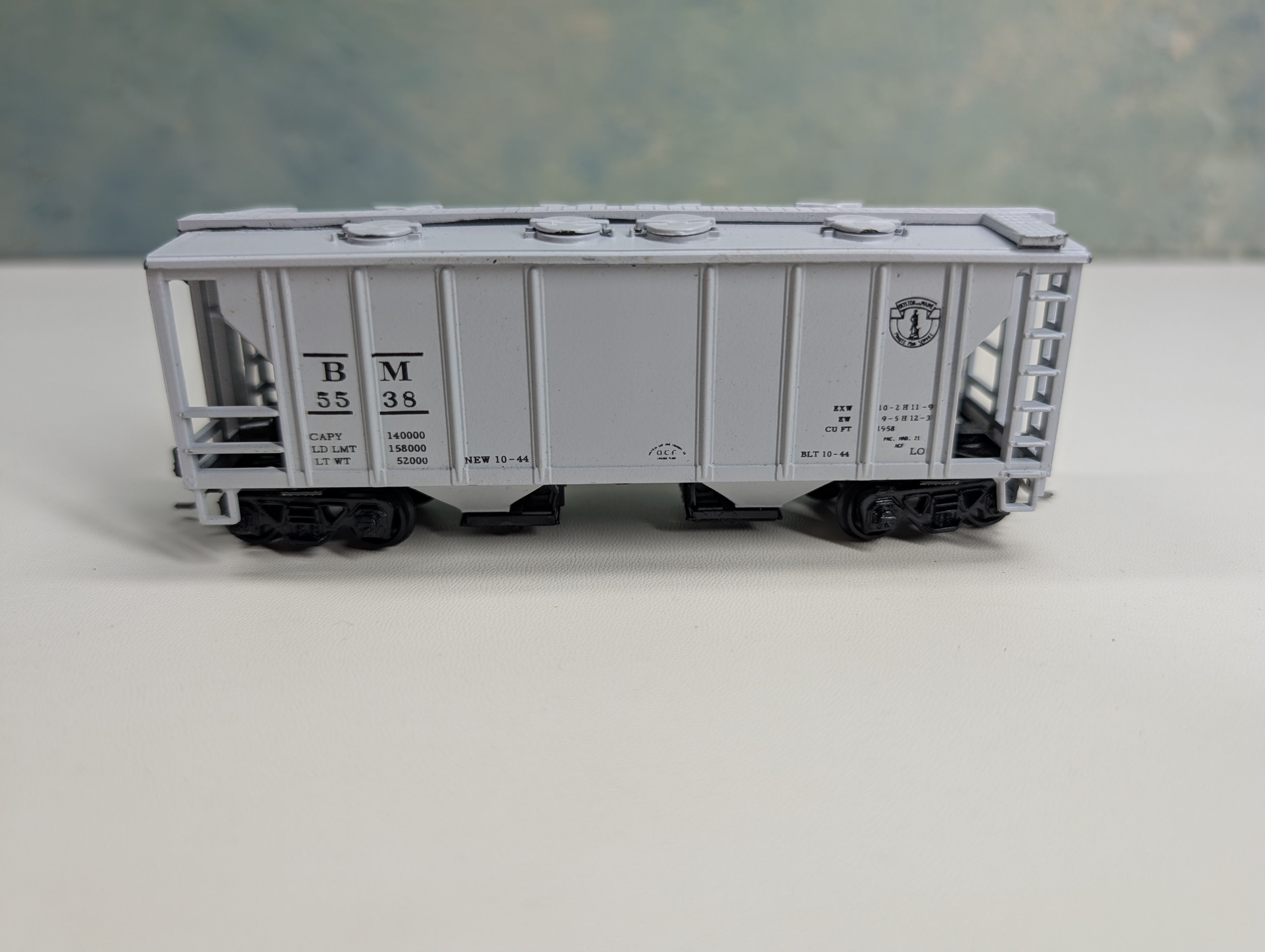 USED Roundhouse 4939 HO Scale 2 Bay Covered Hopper Boston and Maine BM #5538 Bev-Bel