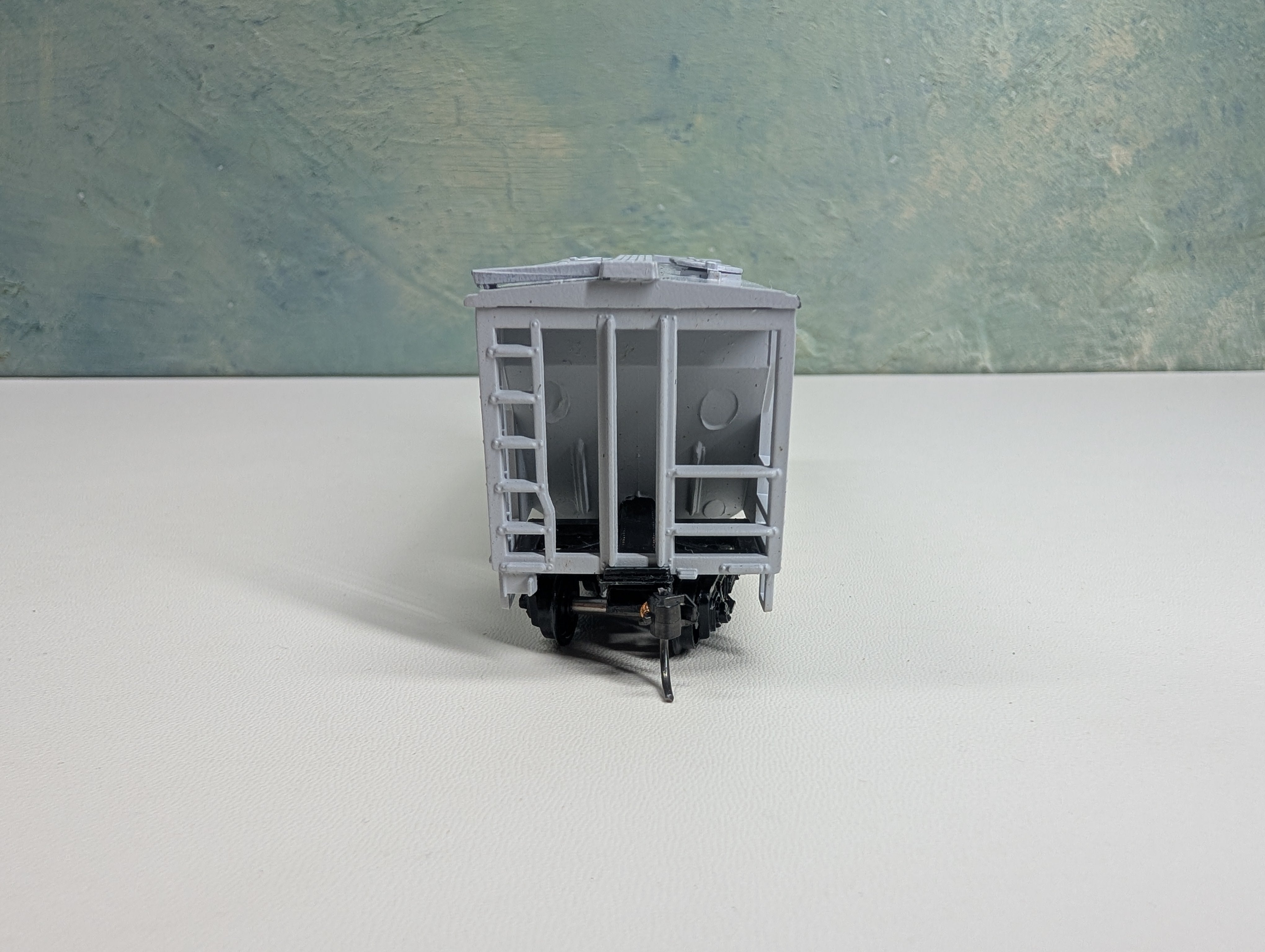 USED Roundhouse 4939 HO Scale 2 Bay Covered Hopper Boston and Maine BM #5538 Bev-Bel