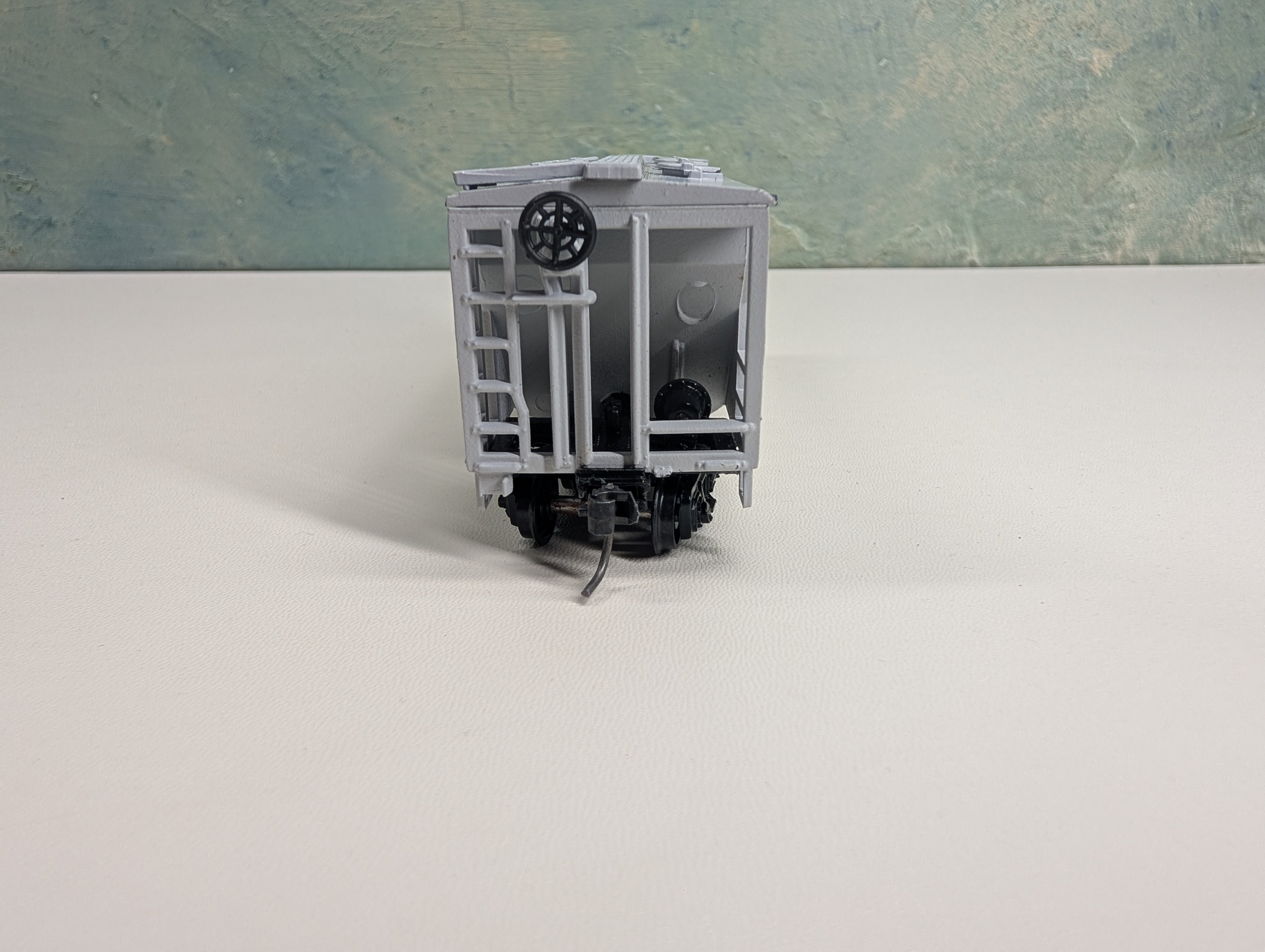 USED Roundhouse 4939 HO Scale 2 Bay Covered Hopper Boston and Maine BM #5538 Bev-Bel