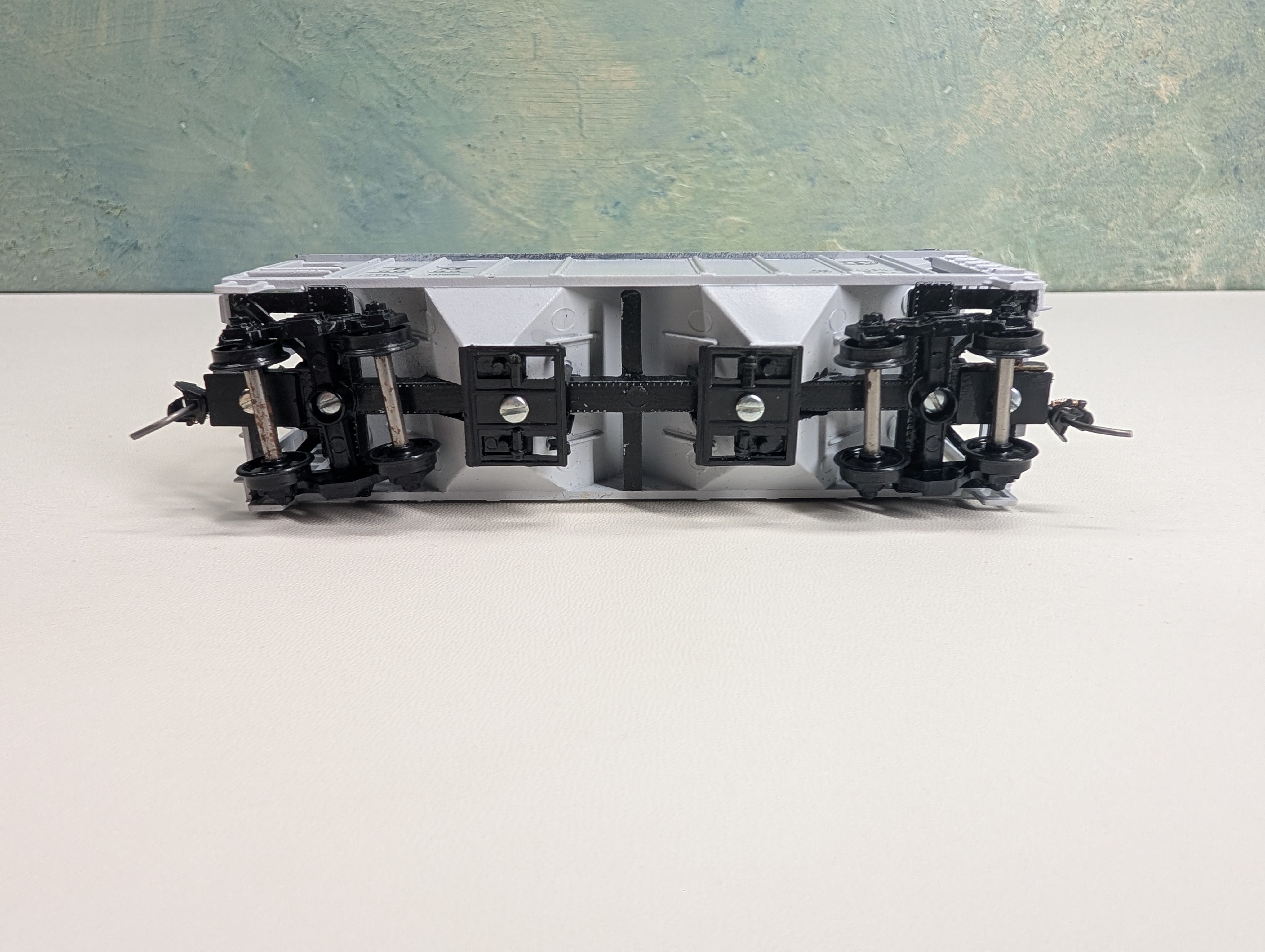 USED Roundhouse 4939 HO Scale 2 Bay Covered Hopper Boston and Maine BM #5538 Bev-Bel