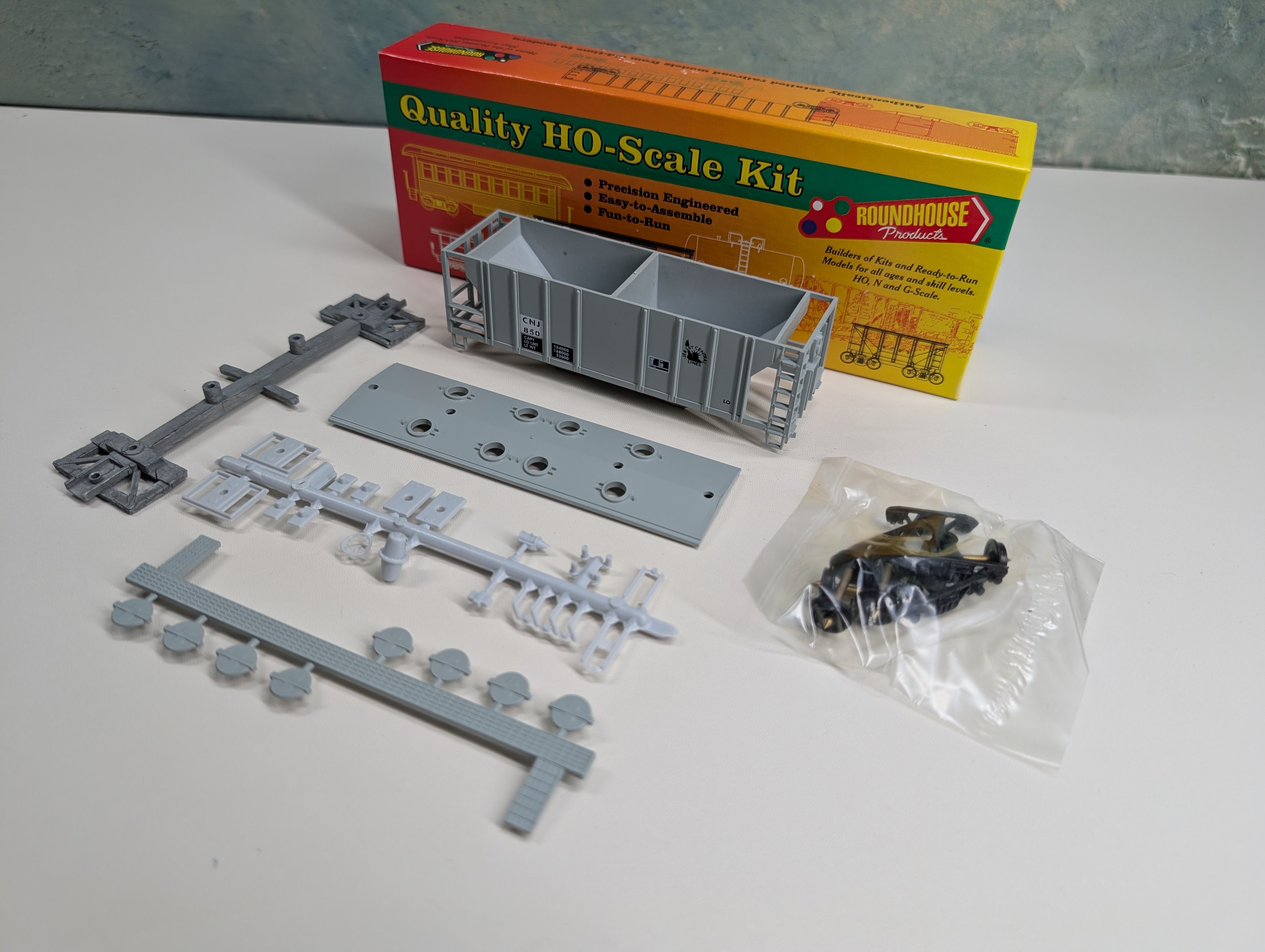 USED Roundhouse #02073 HO Scale 2 Bay Covered Hopper CNJ #850 KIT