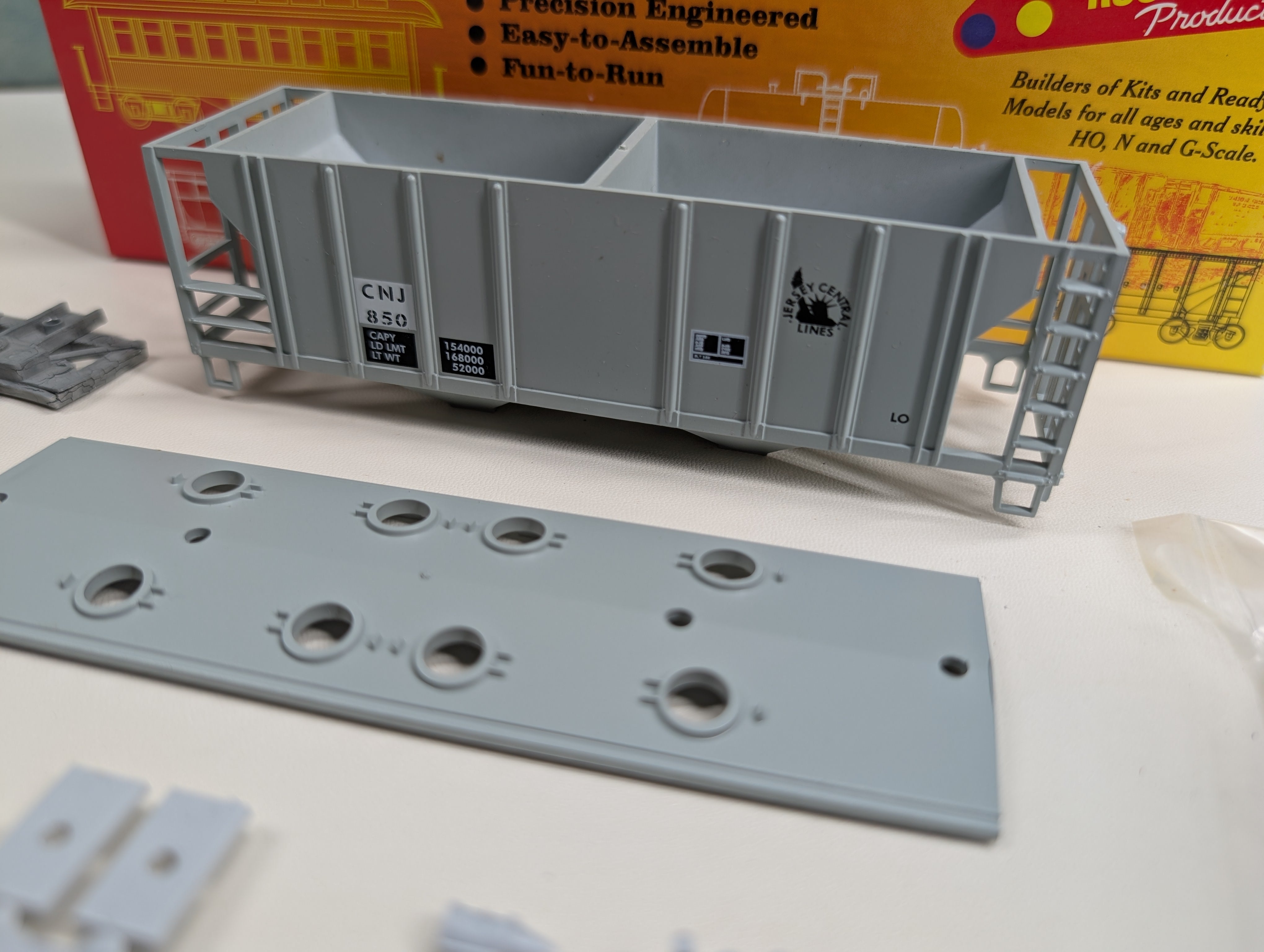 USED Roundhouse #02073 HO Scale 2 Bay Covered Hopper CNJ #850 KIT
