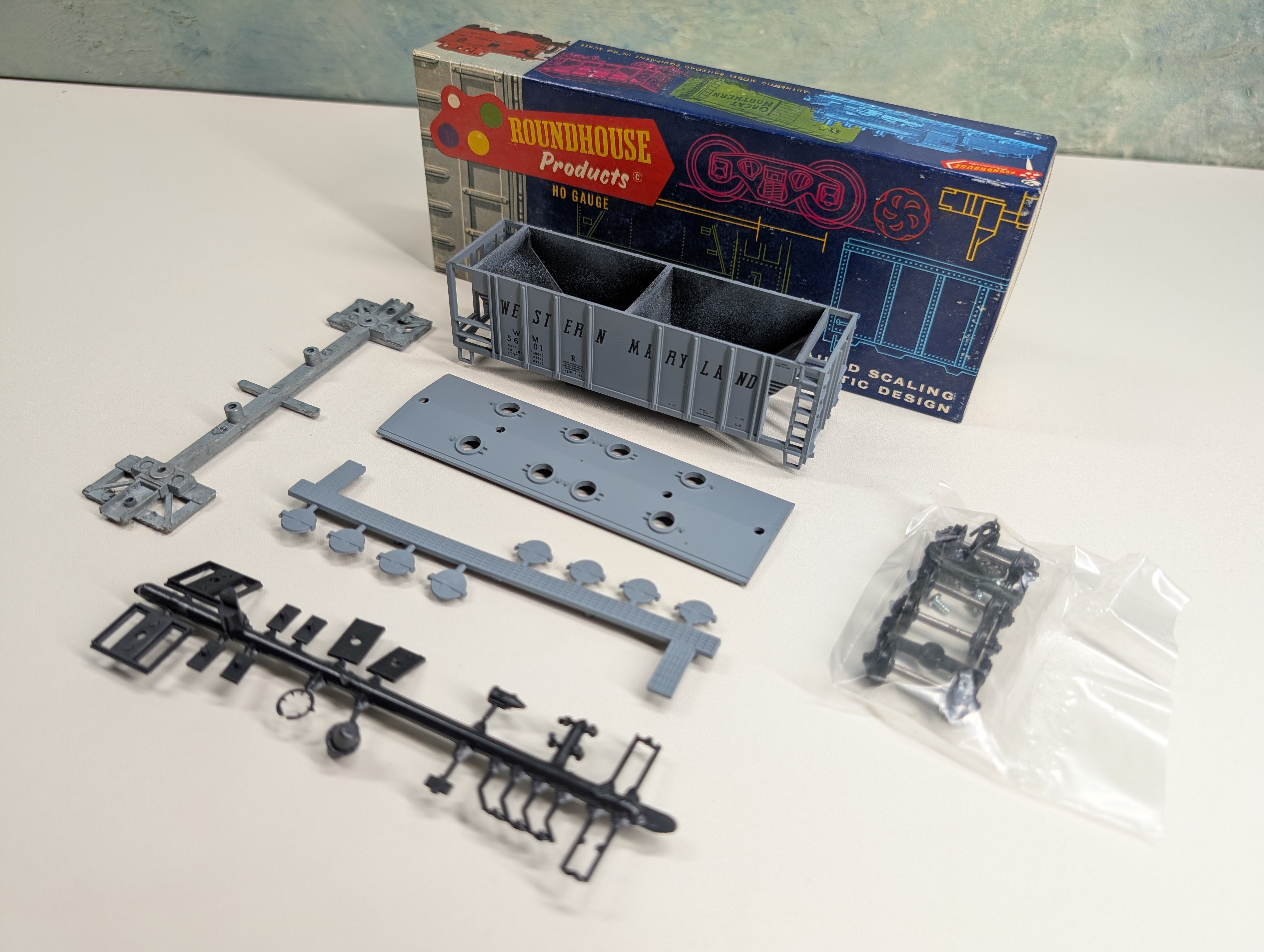 USED Roundhouse 1469 HO Scale 2 Bay Covered Hopper Western Maryland WM #5601R KIT