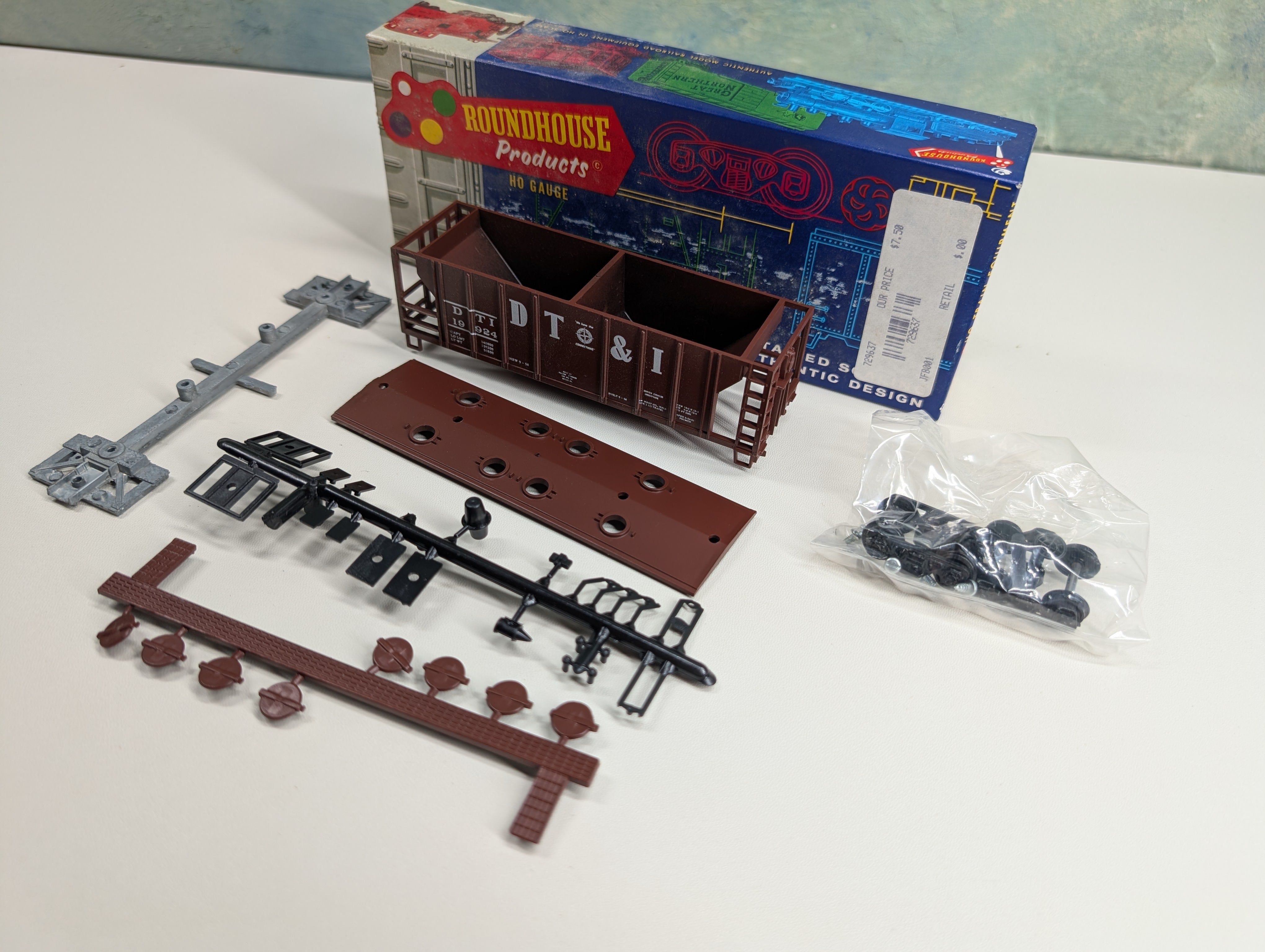 USED Roundhouse 1111070 HO Scale 2 Bay Covered Hopper Detroit, Toledo and Ironton DT&I #19924 Bev-Bel KIT