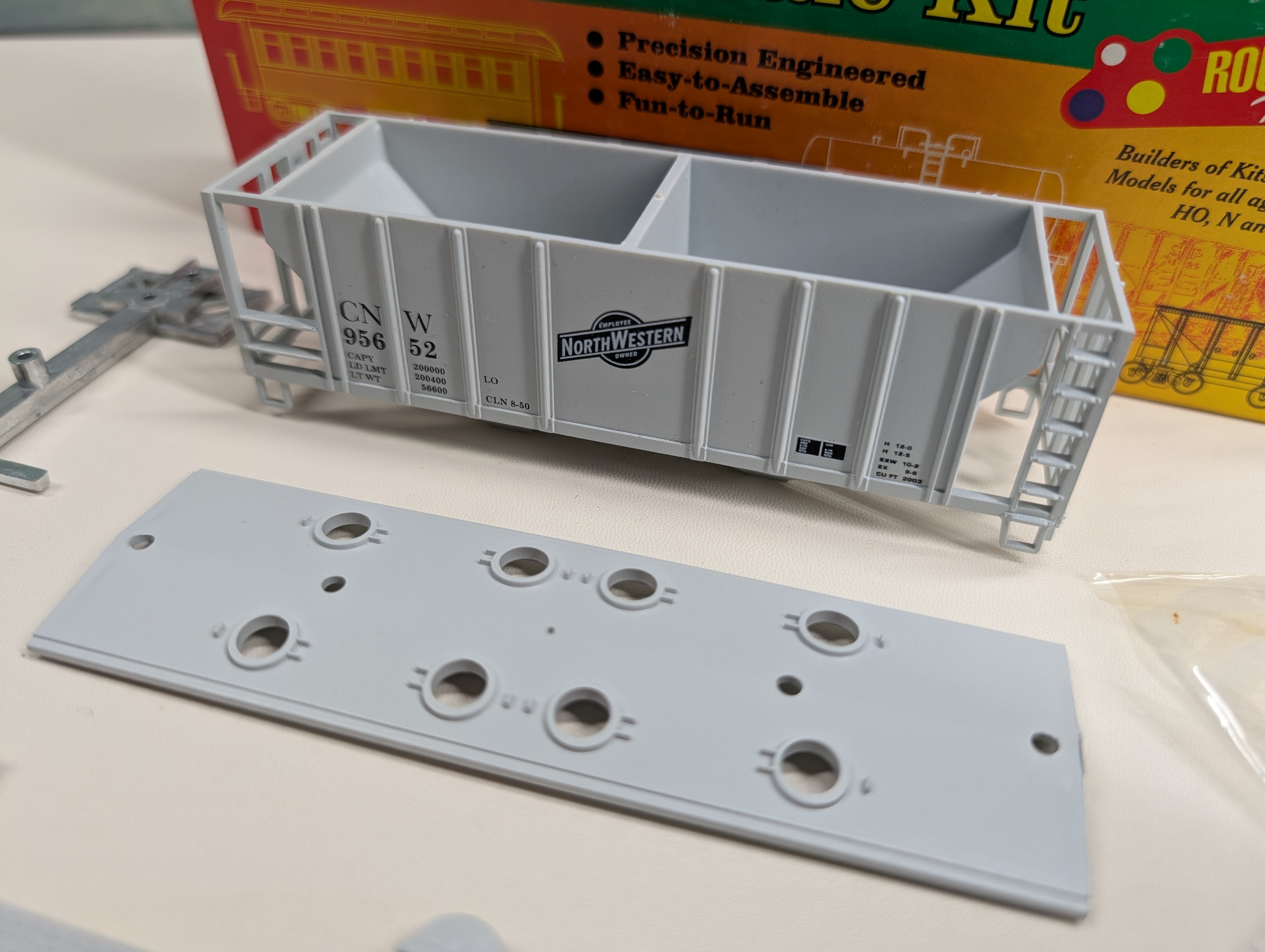 USED Roundhouse #02065 HO Scale 2 Bay Covered Hopper Chicago & North Western CNW #95652 KIT