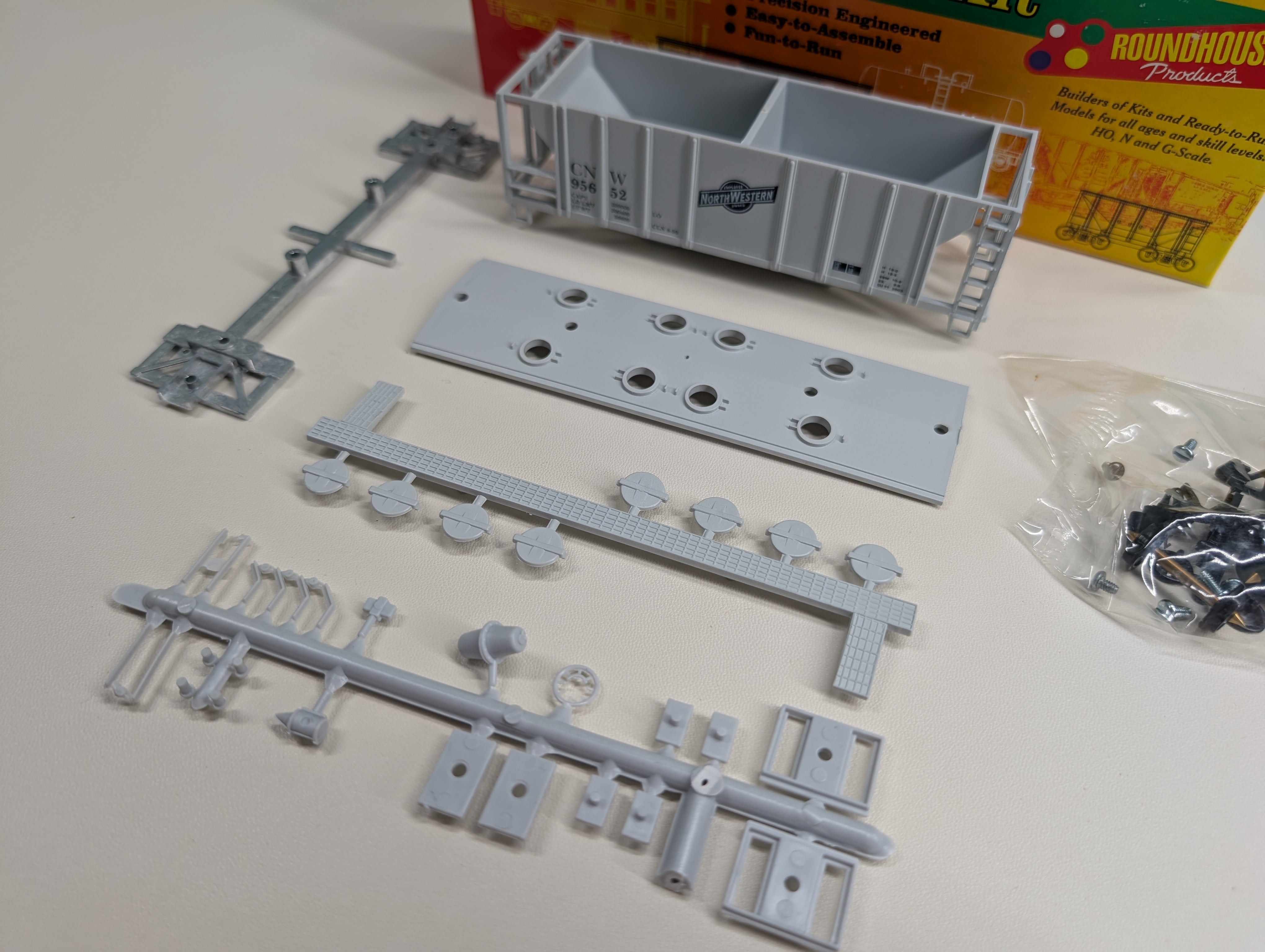 USED Roundhouse #02065 HO Scale 2 Bay Covered Hopper Chicago & North Western CNW #95652 KIT